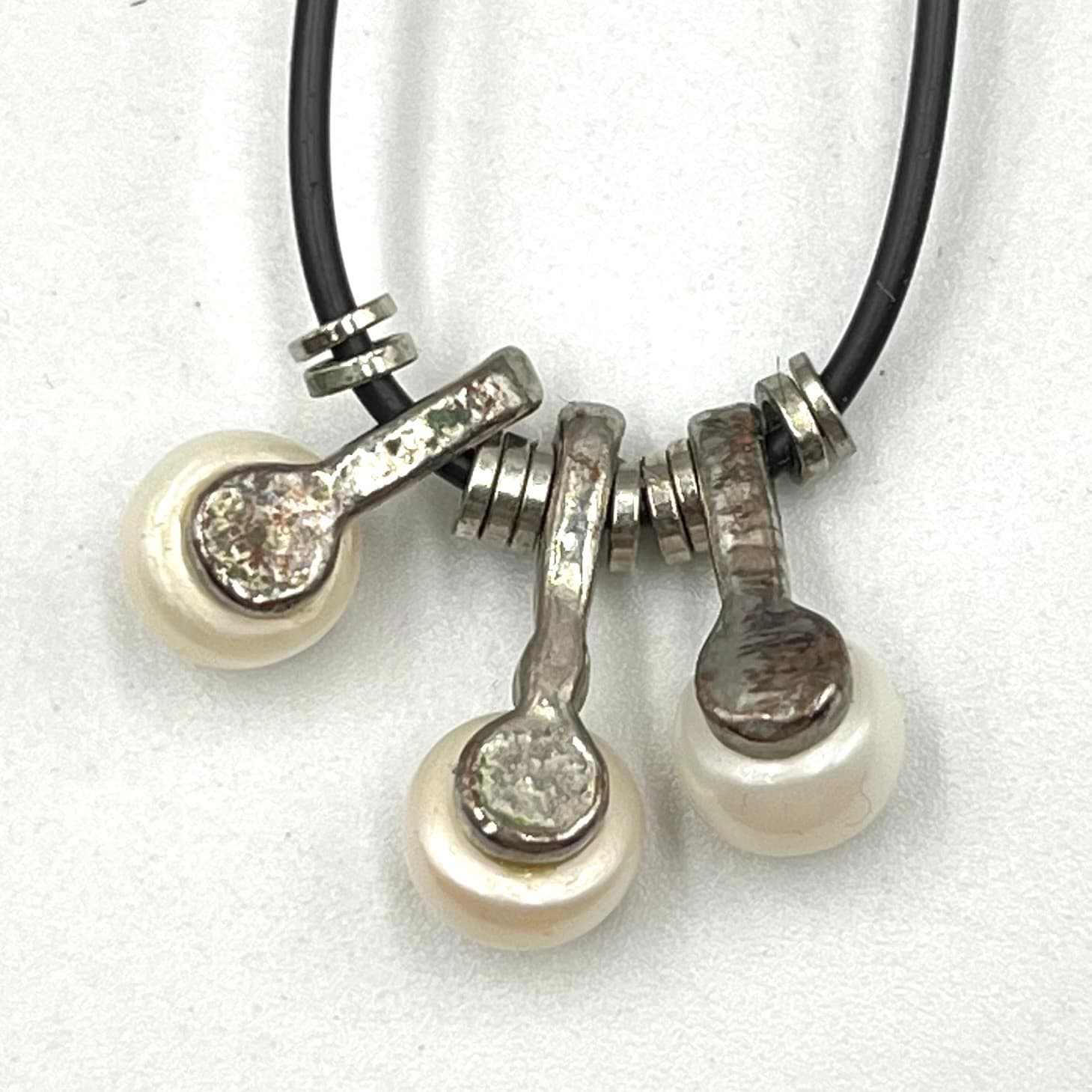 VTG Retro Pearl Triple Drop Choker Necklace Black Cord Silver Tone Minimalist - Thumbnail 3