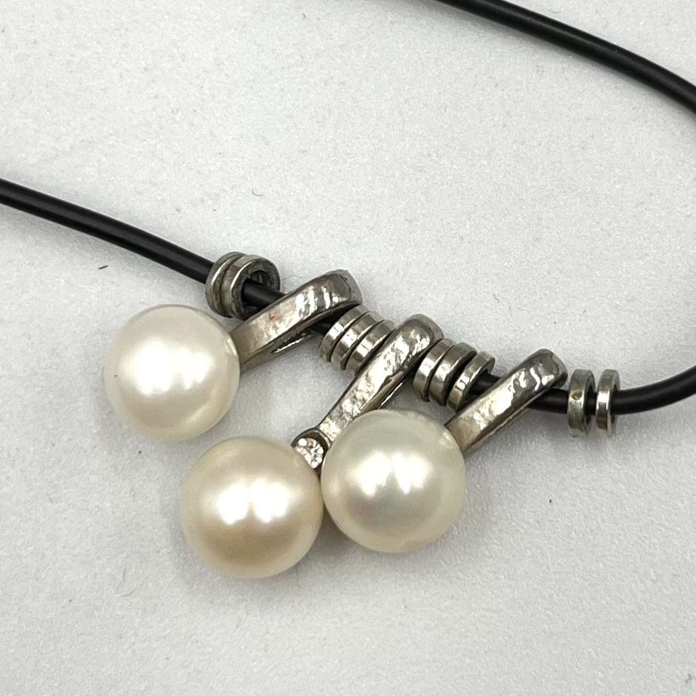 VTG Retro Pearl Triple Drop Choker Necklace Black Cord Silver Tone Minimalist - Thumbnail 2