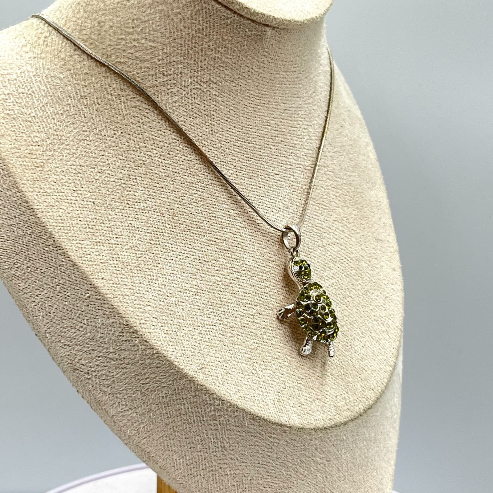 Vintage Retro Silver Tone Peridot Green Rhinestone Sea Turtle Pendant Necklace - Thumbnail 4