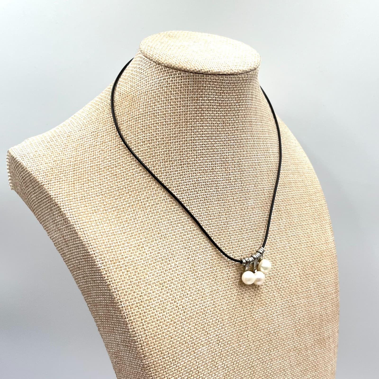 VTG Retro Pearl Triple Drop Choker Necklace Black Cord Silver Tone Minimalist - Thumbnail 4