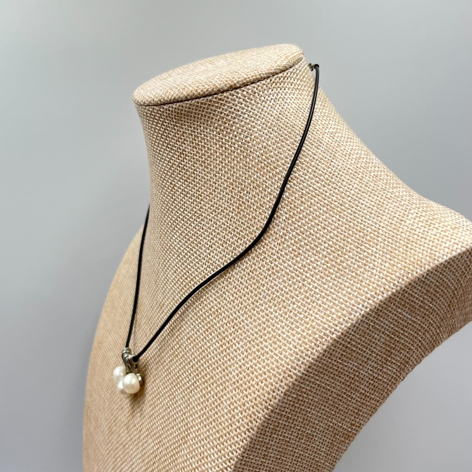 VTG Retro Pearl Triple Drop Choker Necklace Black Cord Silver Tone Minimalist - Thumbnail 6