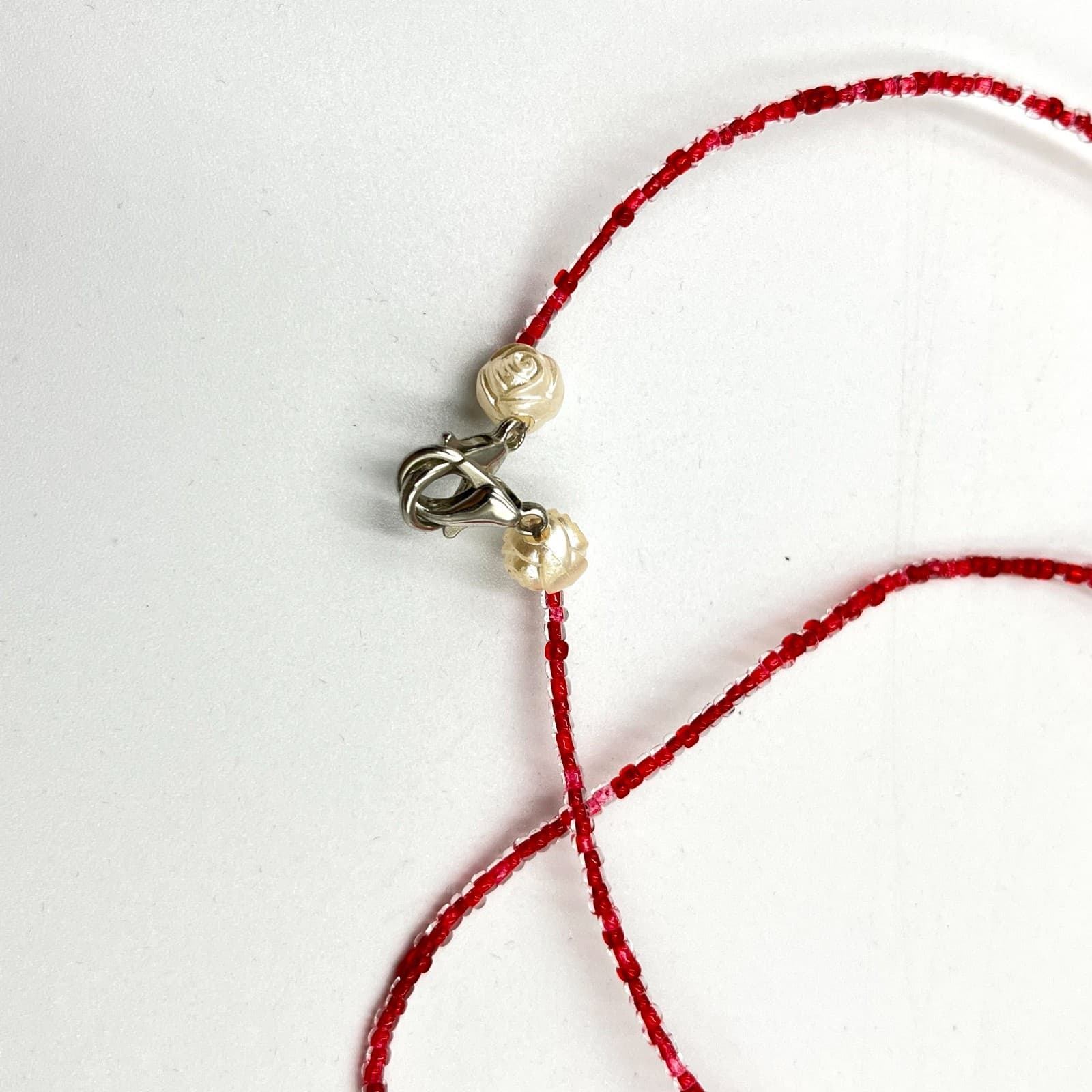 Vintage Red Seed Bead Necklace Cream Rose Bud Accents Dainty Boho Strand Fashion - Thumbnail 3
