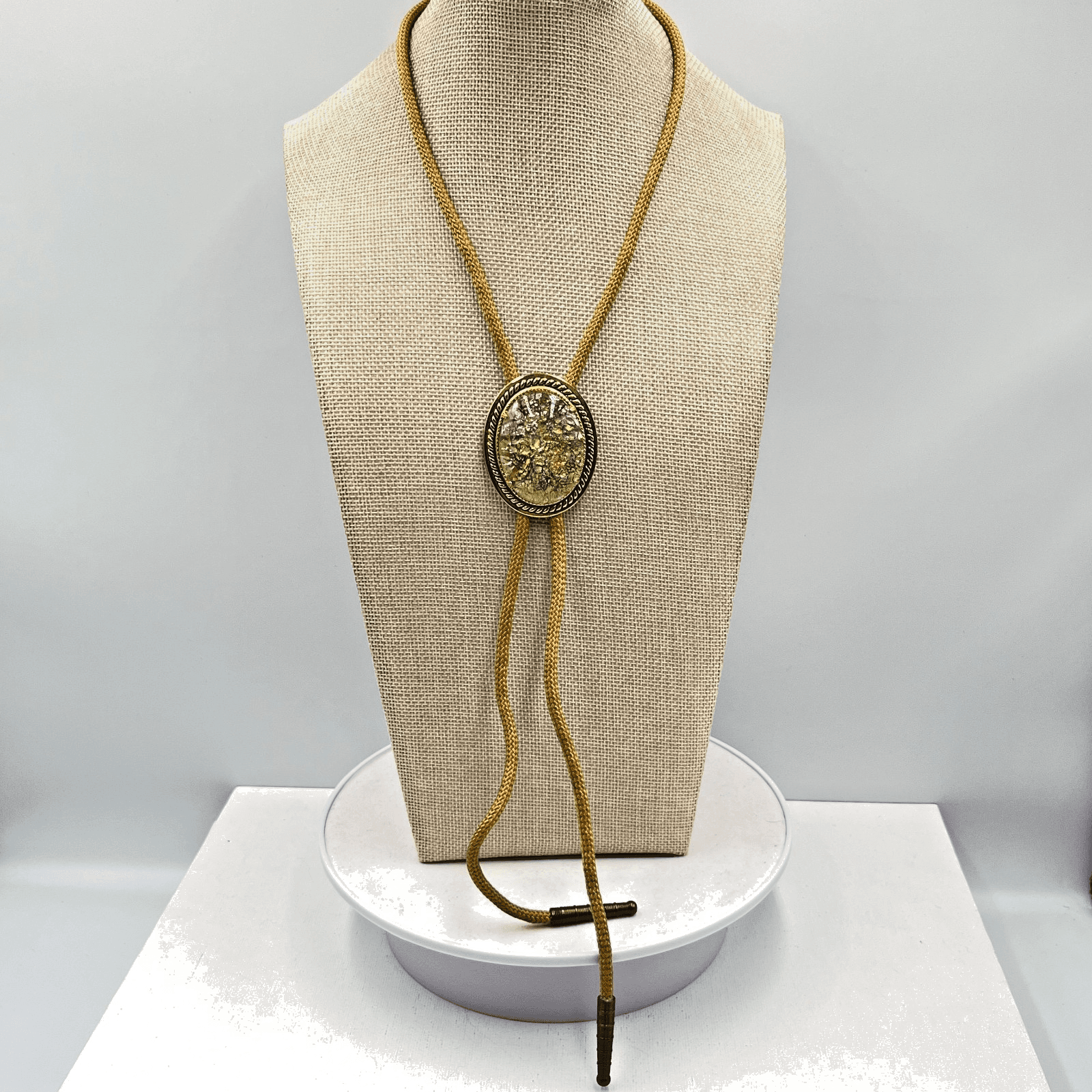 Vintage Western Gold Tone Green Crushed Foil Glass Bolo Tie Retro Cowboy Boho - Thumbnail 2