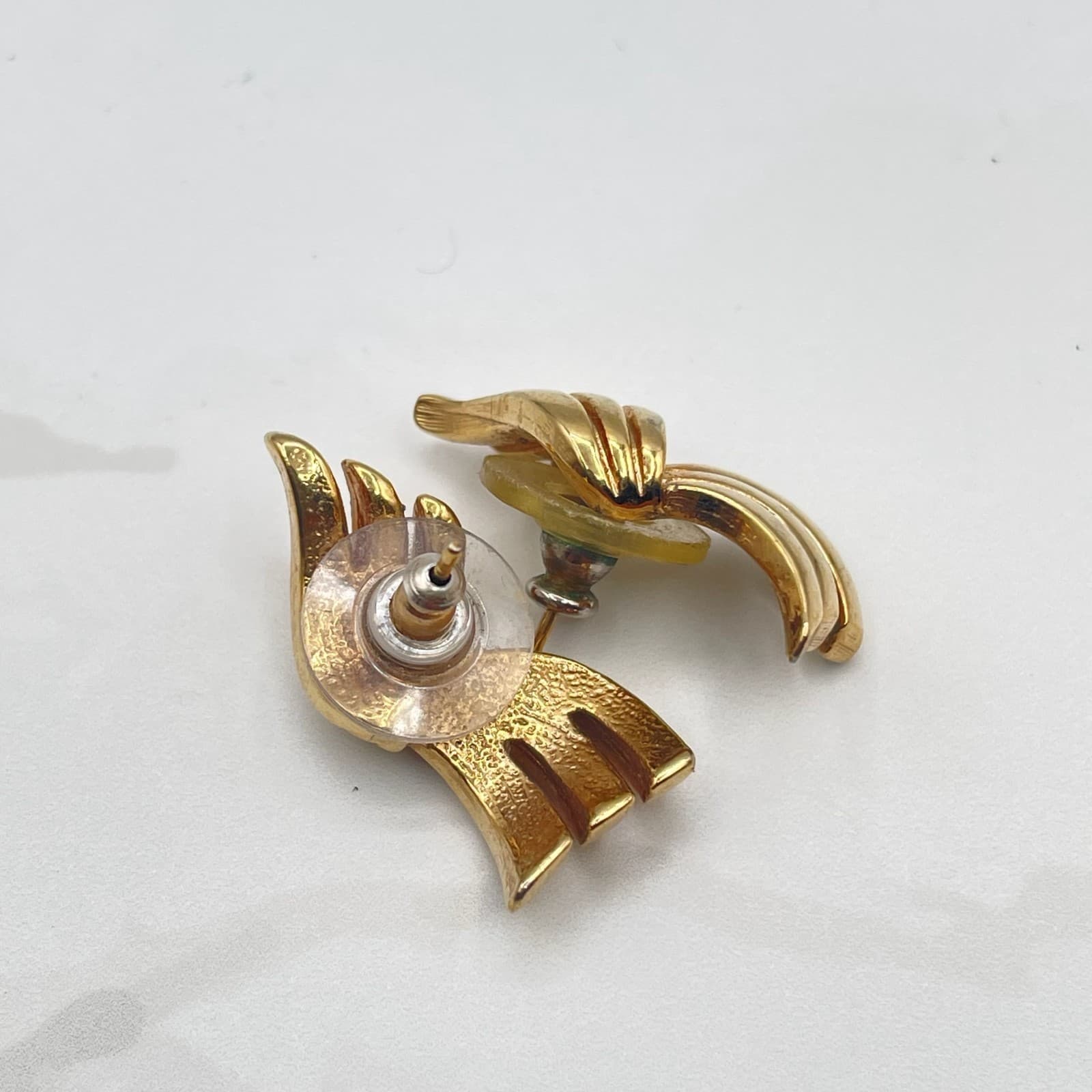 Vintage VTG Gold Tone Sweeping Ribbon Earrings Abstract Wave Modernist Statement - Thumbnail 5