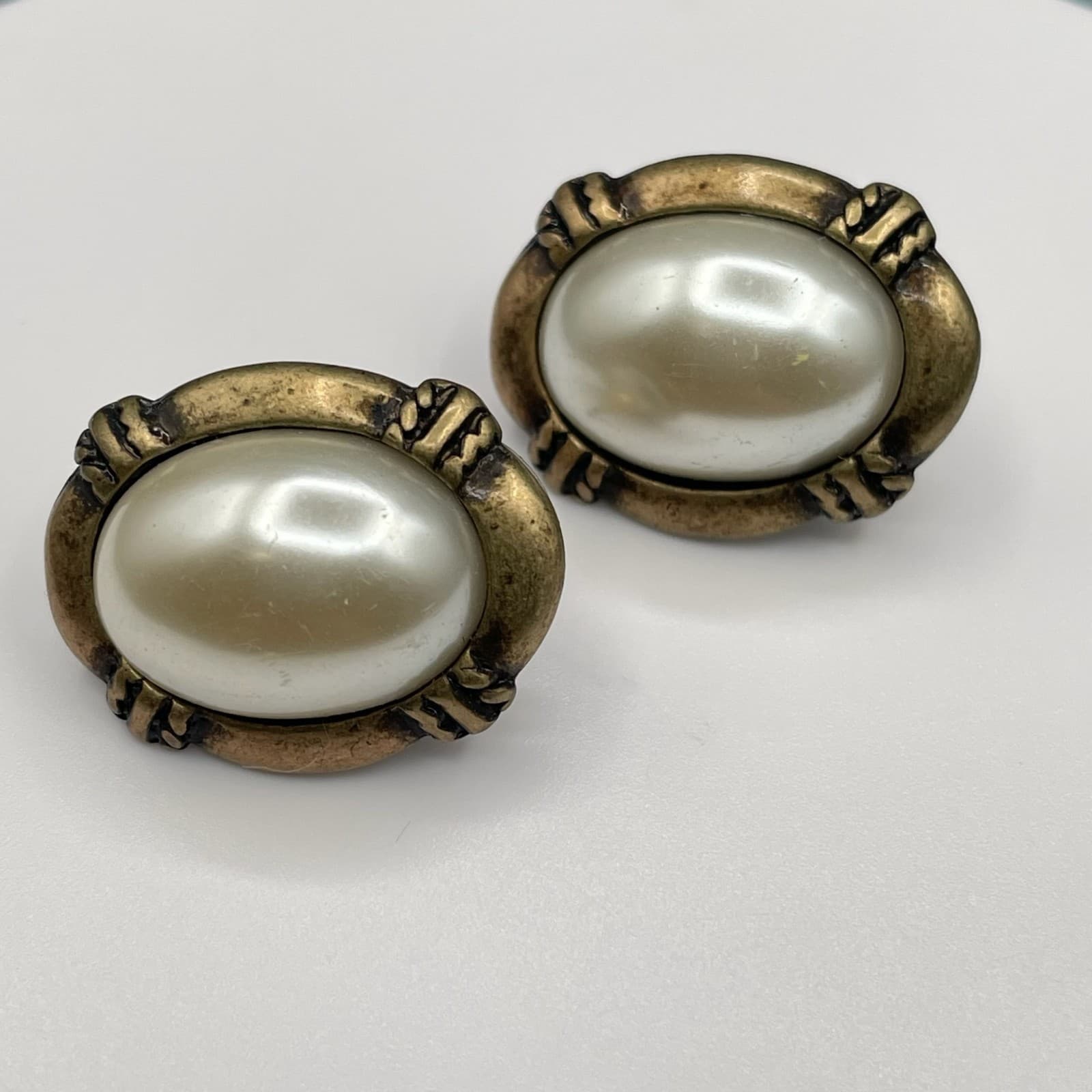 Vintage Oval Faux Pearl Stud Earrings Antique Gold Tone Style Post Back Classic - Thumbnail 4