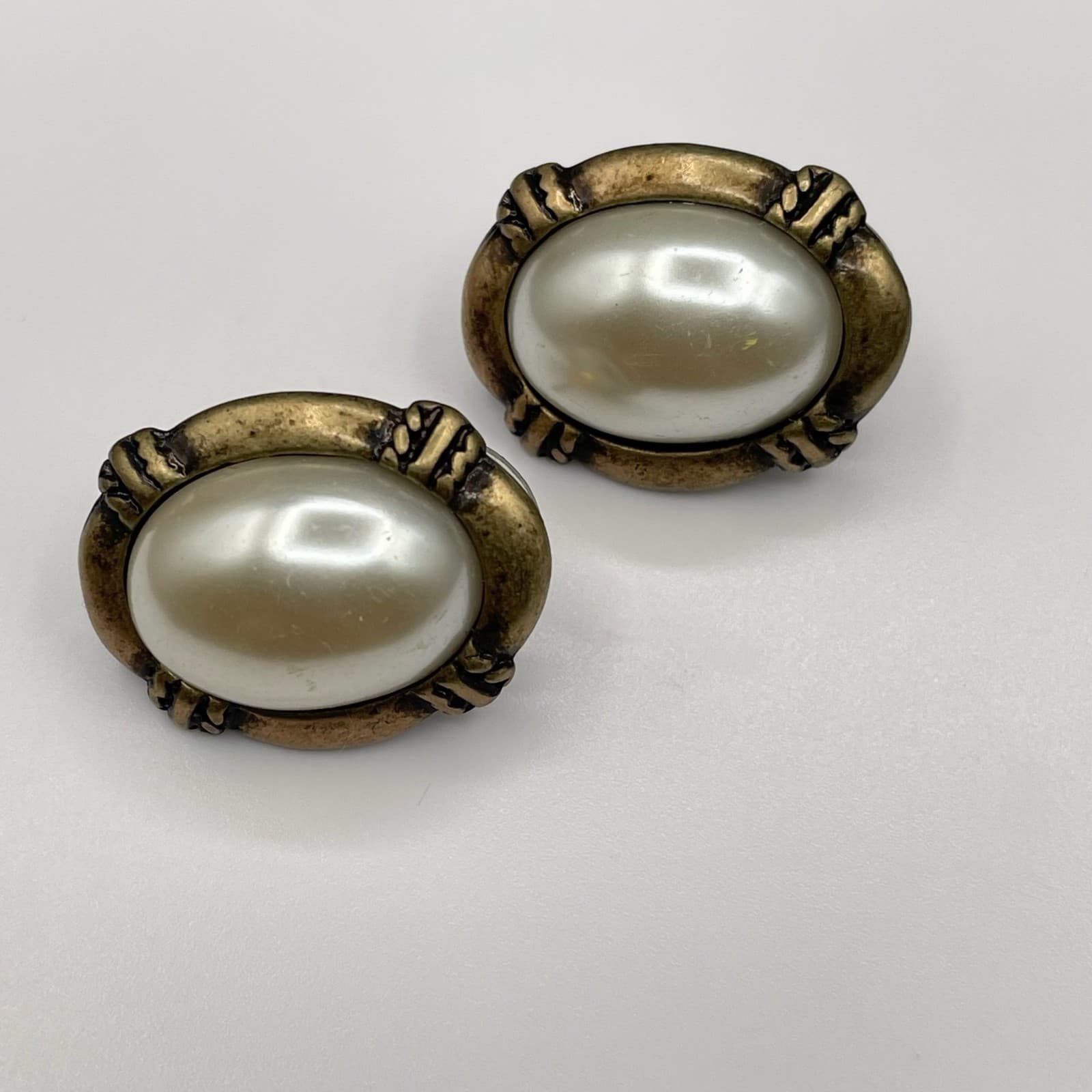 Vintage Oval Faux Pearl Stud Earrings Antique Gold Tone Style Post Back Classic - Thumbnail 3