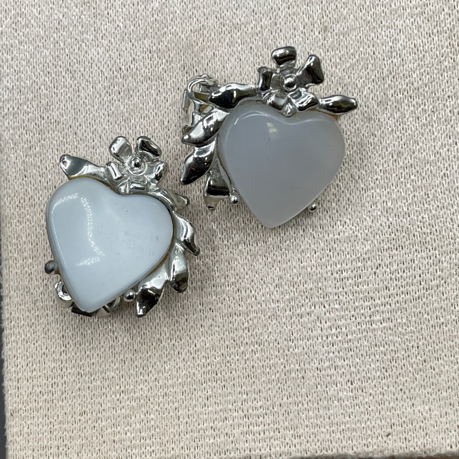 Vintage White Heart Clip Silver Tone Floral Setting Unsigned Costume Earrings - Thumbnail 5