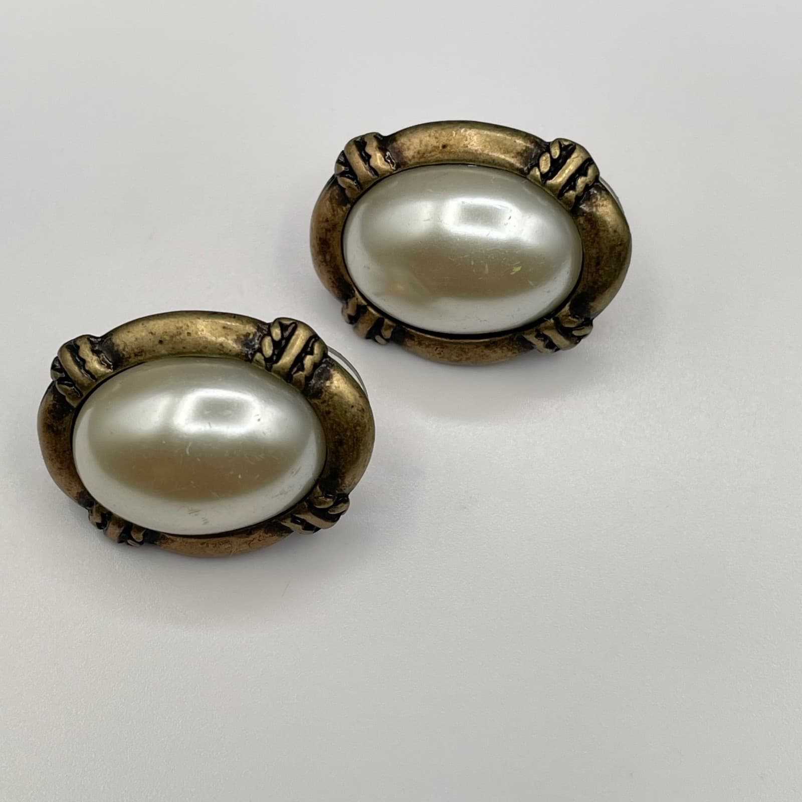 Vintage Oval Faux Pearl Stud Earrings Antique Gold Tone Style Post Back Classic - Thumbnail 2