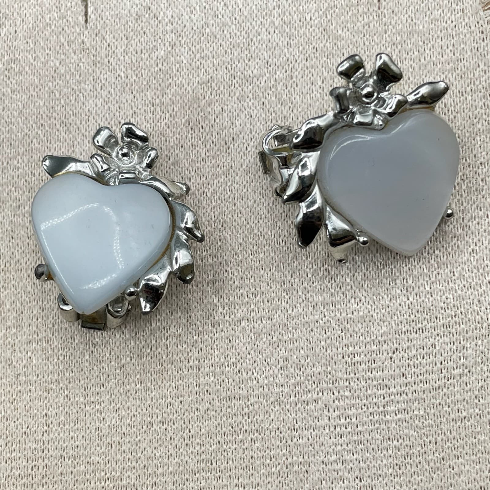 Vintage White Heart Clip Silver Tone Floral Setting Unsigned Costume Earrings - Thumbnail 4