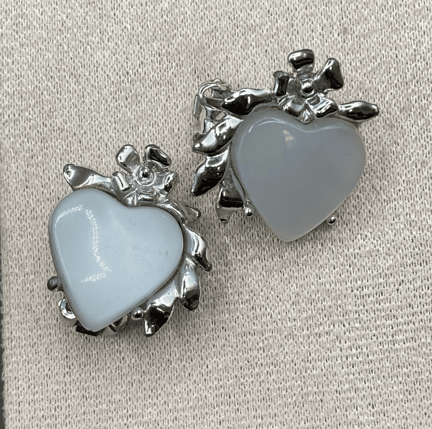 Vintage White Heart Clip Silver Tone Floral Setting Unsigned Costume Earrings - Thumbnail 6