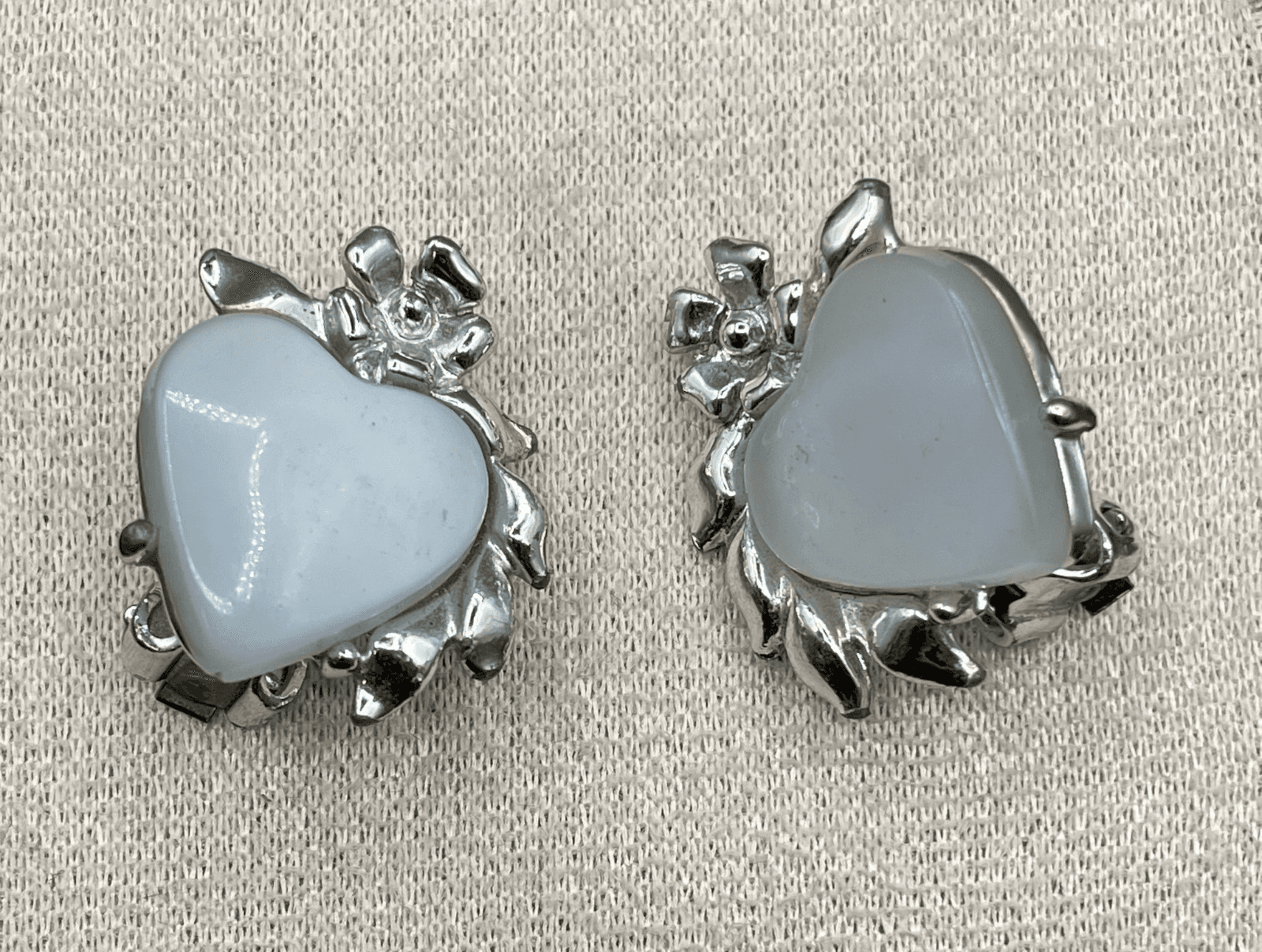 Vintage White Heart Clip Silver Tone Floral Setting Unsigned Costume Earrings - Thumbnail 2