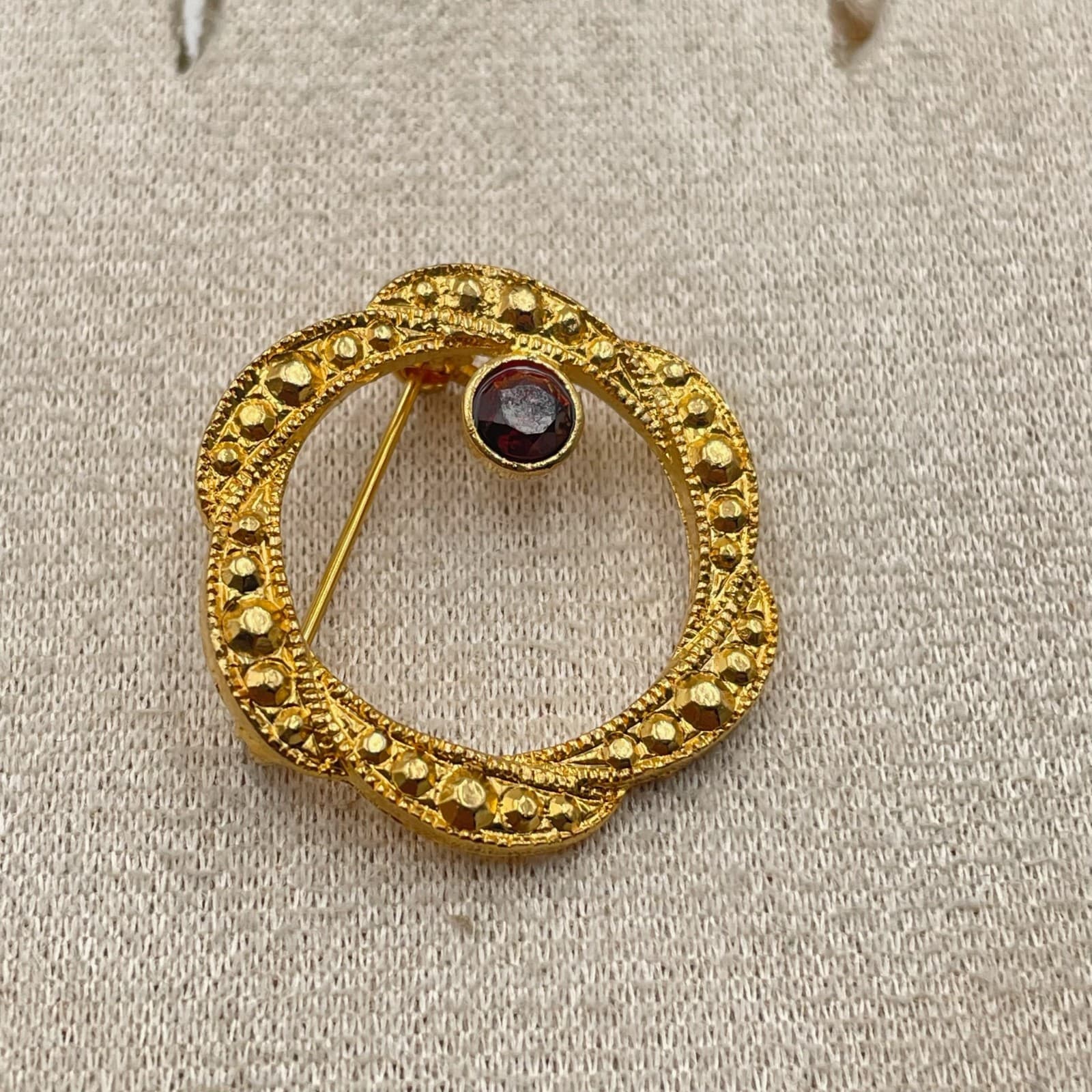 Vintage VTG Gold-Tone Brooch Pin Red Garnet Style Stone Scalloped Filigree - Thumbnail 5