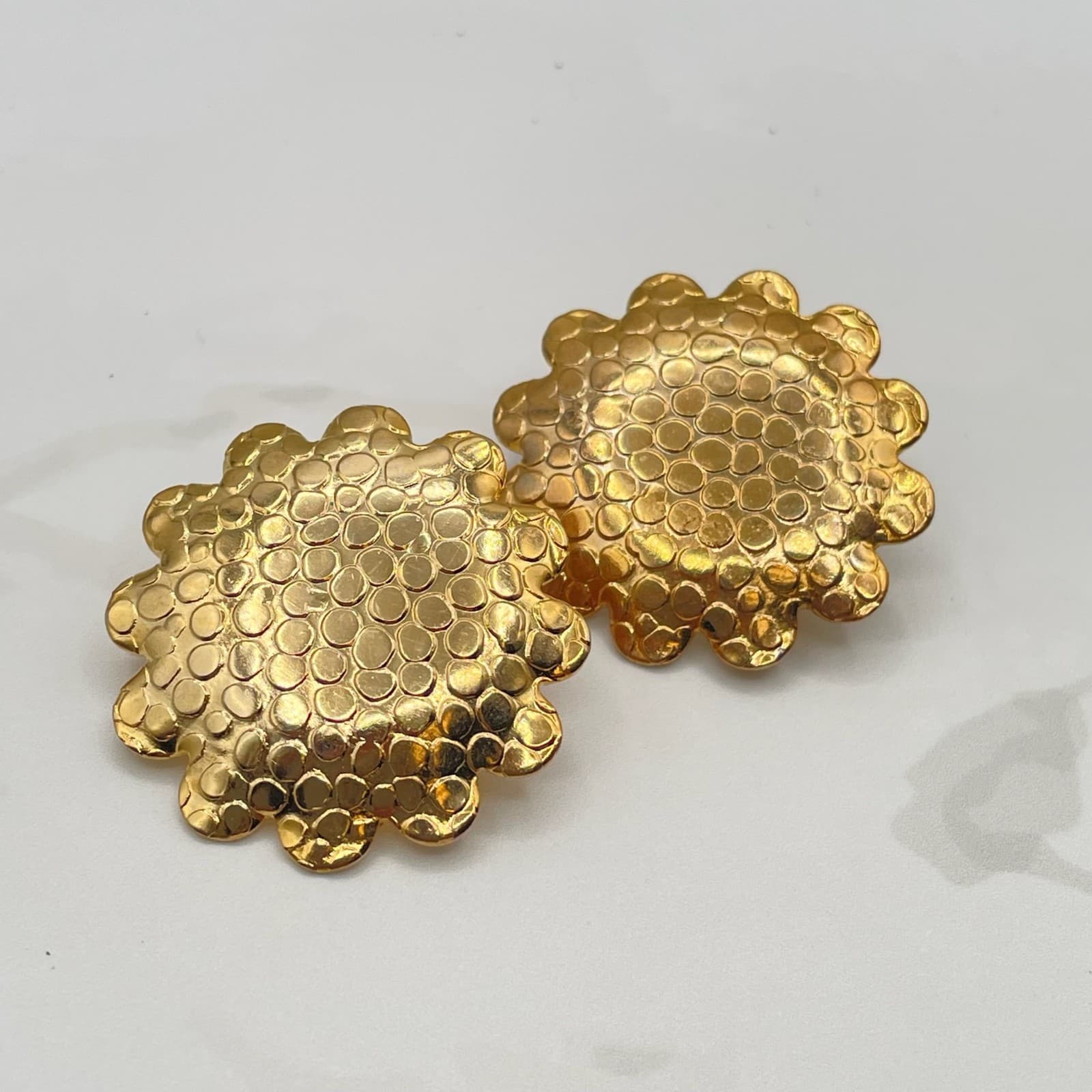Vintage VTG Gold Tone Stud Earrings Large Flower Bubble Textured Scalloped - Thumbnail 4