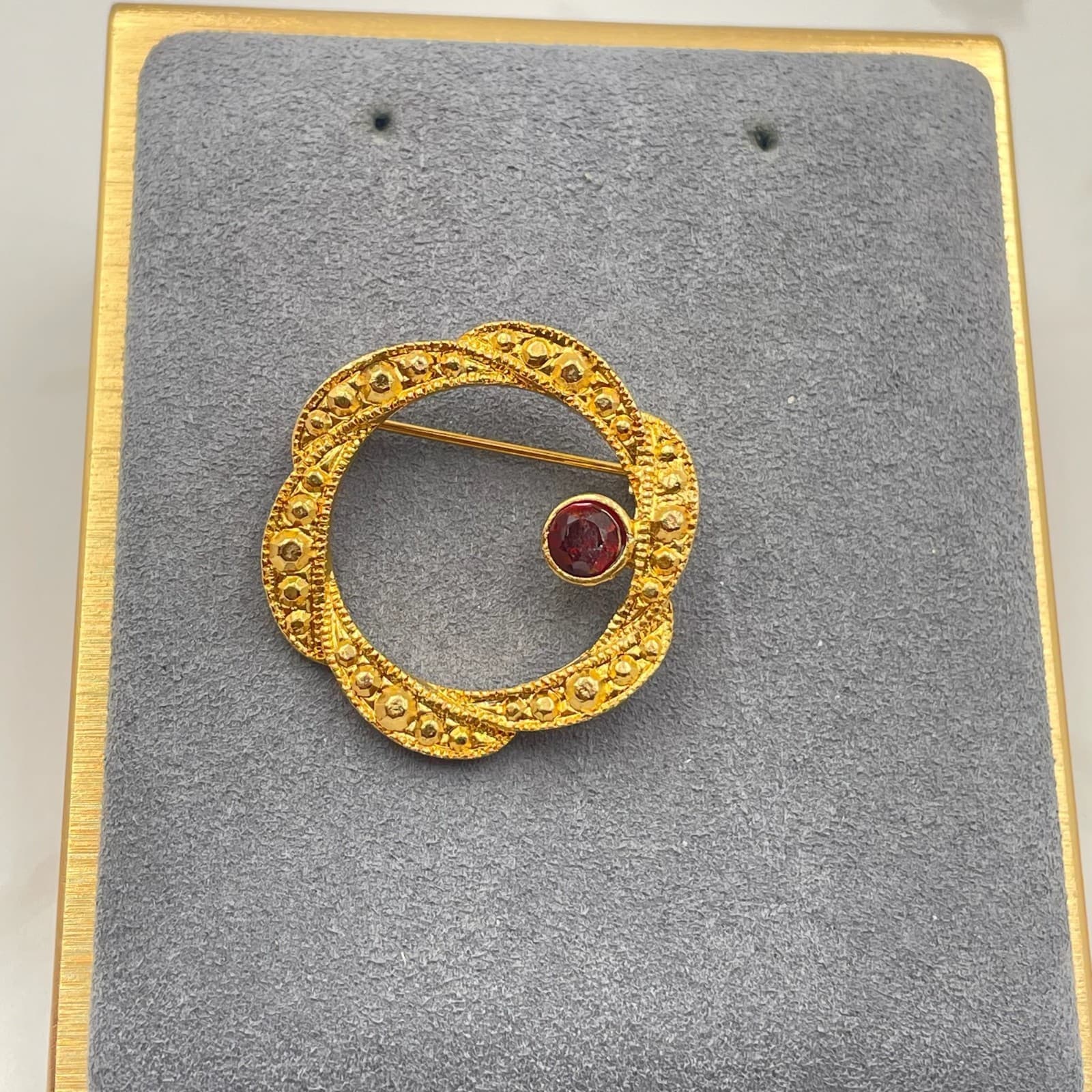 Vintage VTG Gold-Tone Brooch Pin Red Garnet Style Stone Scalloped Filigree - Thumbnail 7