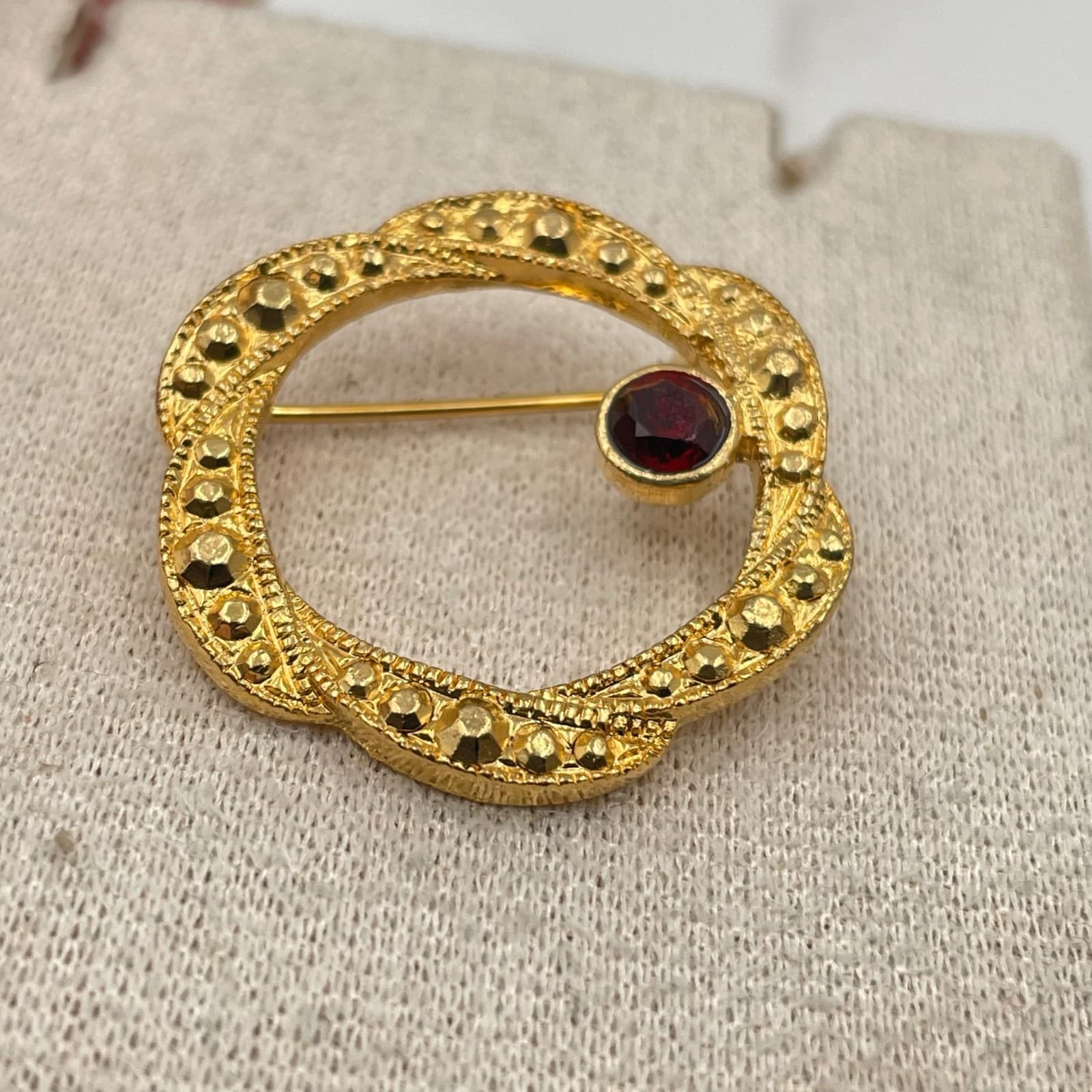 Vintage VTG Gold-Tone Brooch Pin Red Garnet Style Stone Scalloped Filigree - Thumbnail 3