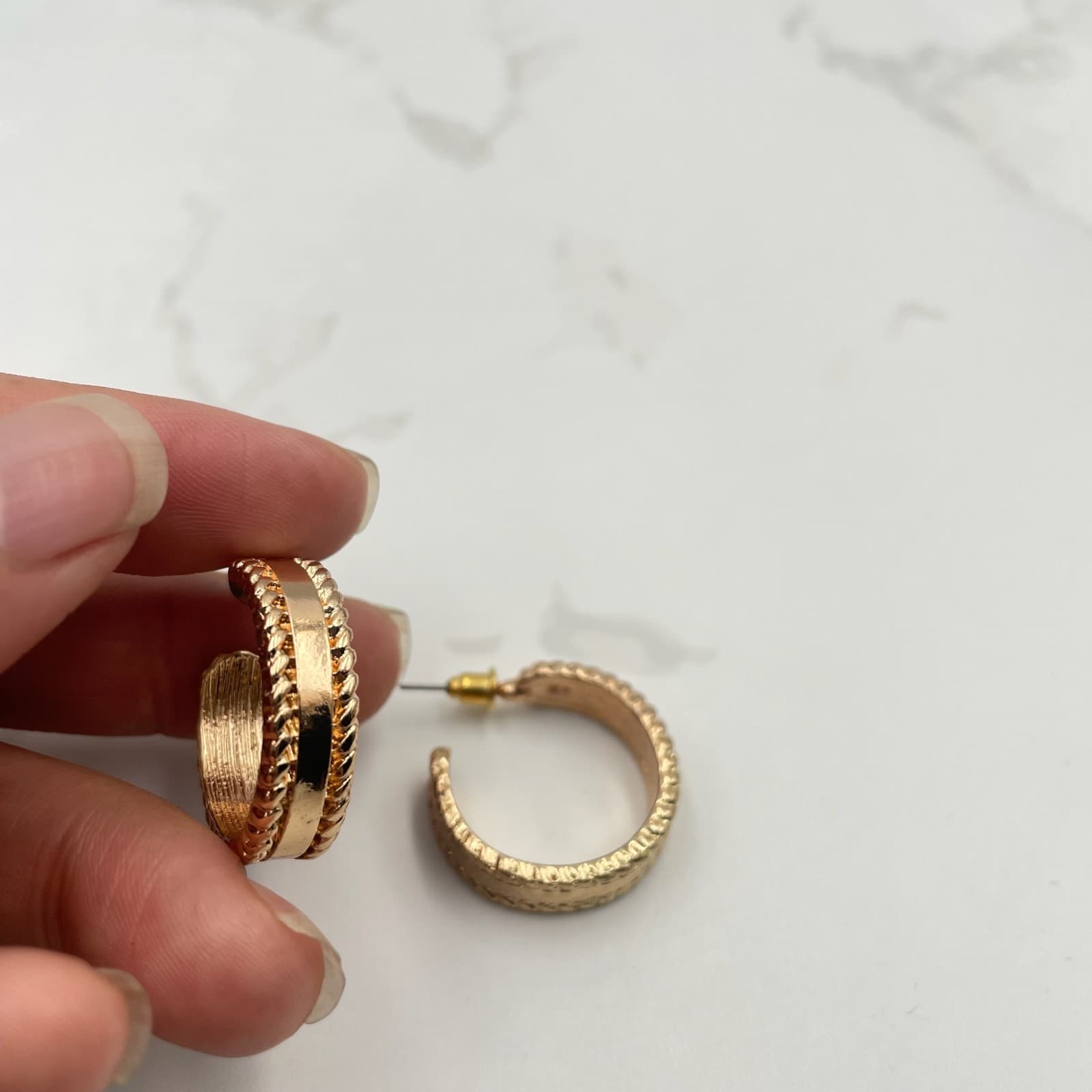Vintage VTG Gold Tone Wide Hoops Earrings Rope Edge Dome Chunky Post Back - Thumbnail 5