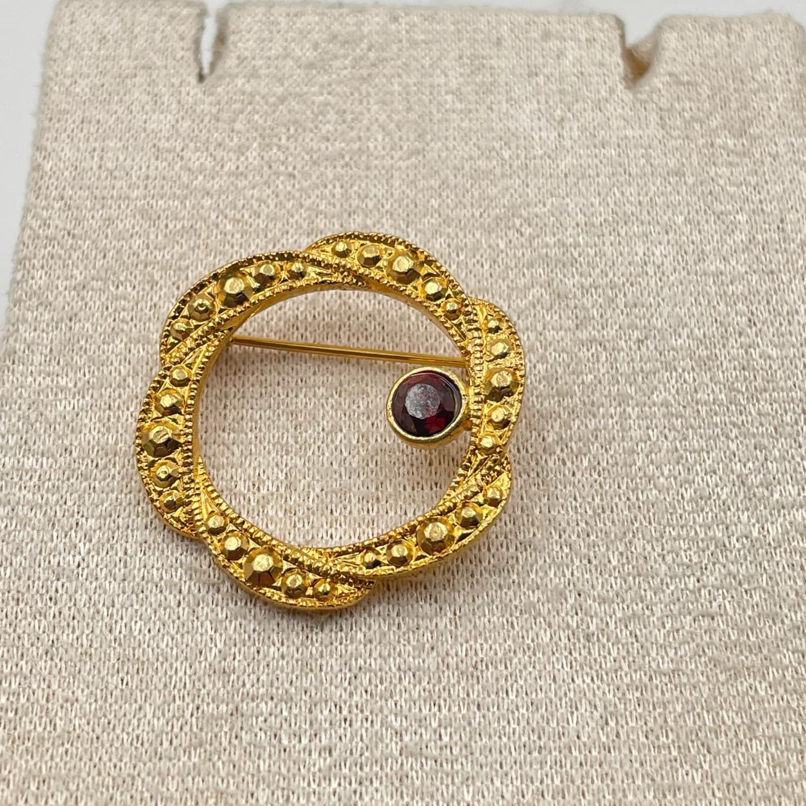 Vintage VTG Gold-Tone Brooch Pin Red Garnet Style Stone Scalloped Filigree - Thumbnail 2