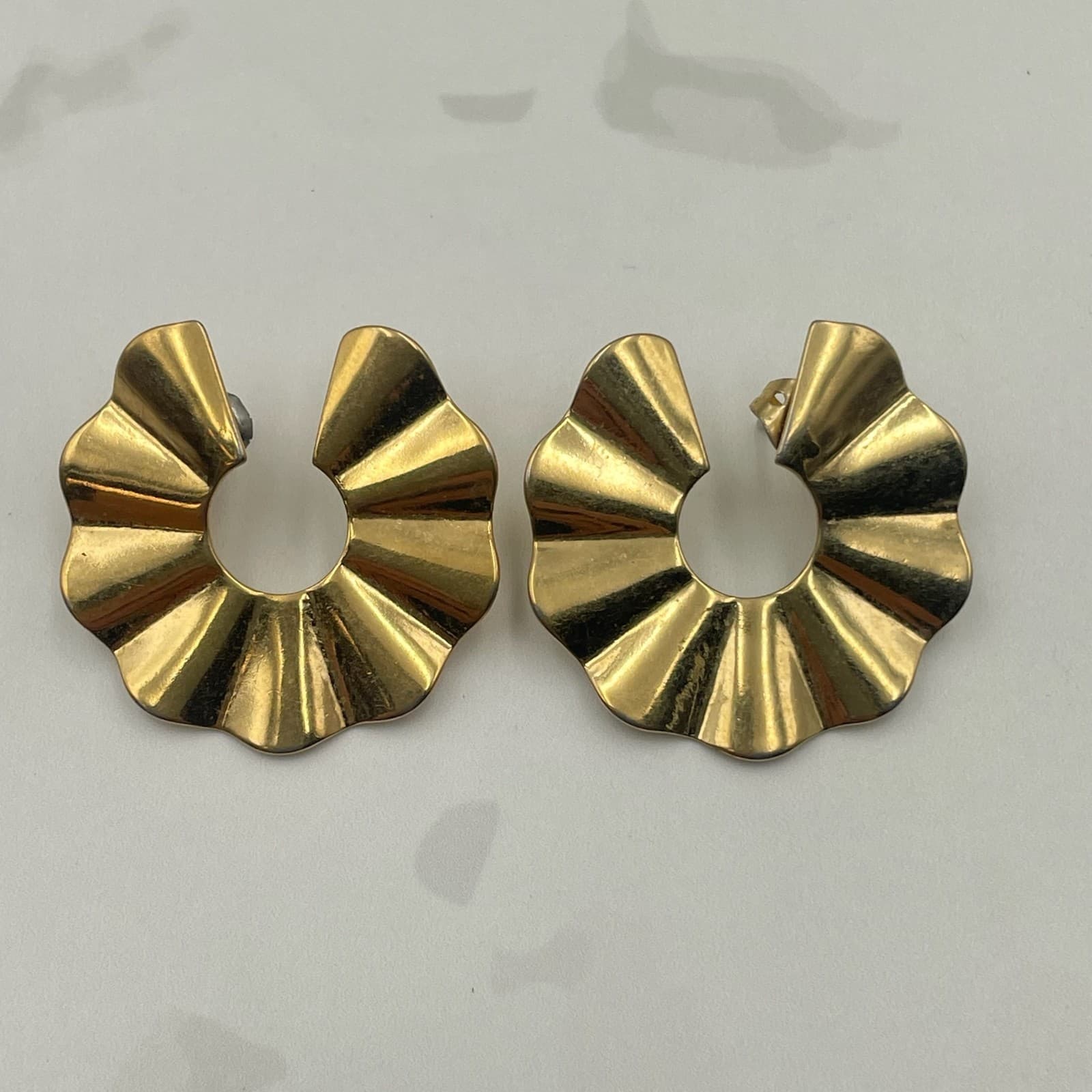 Vintage VTG Gold Tone Ruffle Fan Hoop Earrings Shiny Ribbed Post Statement - Thumbnail 2