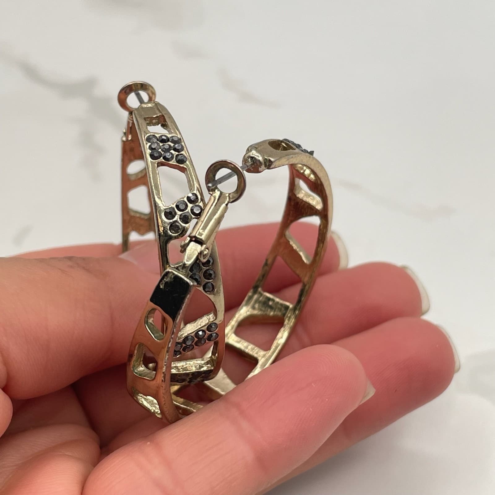 Vintage VTG Gold Tone Wide Hoop Earrings Black Crystal Pave Geometric Openwork - Thumbnail 7
