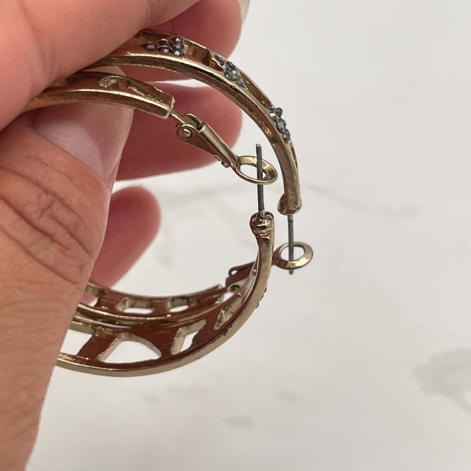 Vintage VTG Gold Tone Wide Hoop Earrings Black Crystal Pave Geometric Openwork - Thumbnail 8