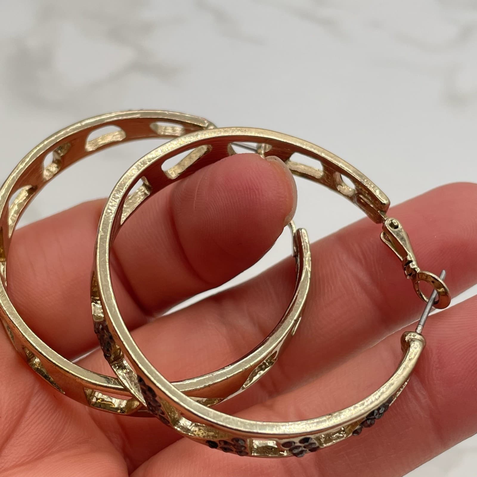 Vintage VTG Gold Tone Wide Hoop Earrings Black Crystal Pave Geometric Openwork - Thumbnail 4