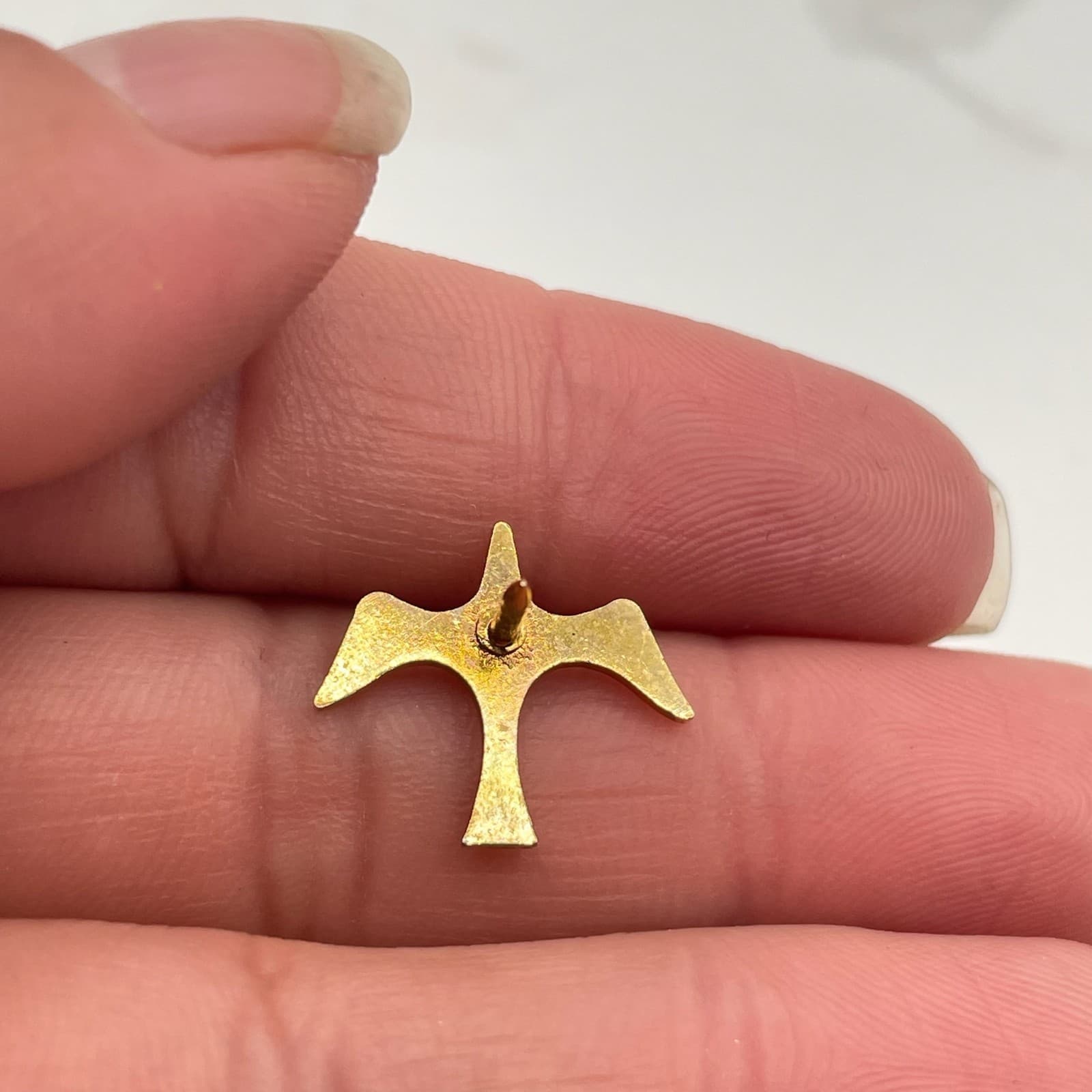 Vintage Gold Tone Holy Spirit Dove Lapel Pin Minimalist Flying Bird Design - Thumbnail 7