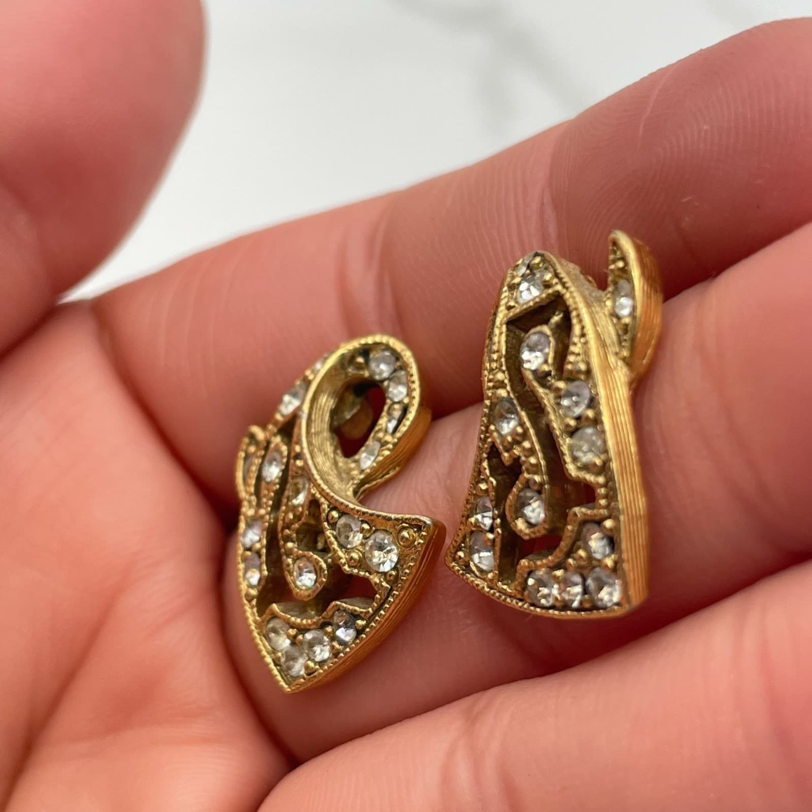 Vintage VTG Gold-Tone Filigree Swirl Stud Earrings with Rhinestone Elegant - Thumbnail 9