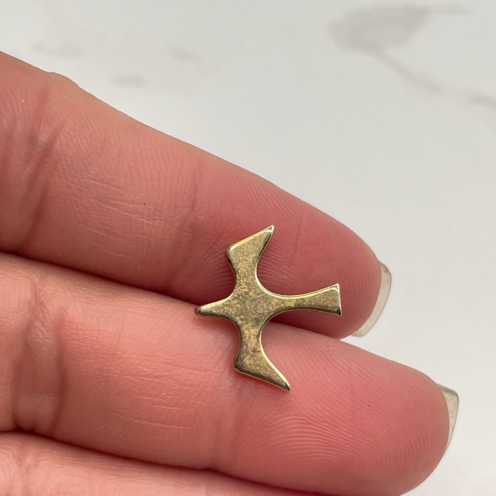 Vintage Gold Tone Holy Spirit Dove Lapel Pin Minimalist Flying Bird Design - Thumbnail 4