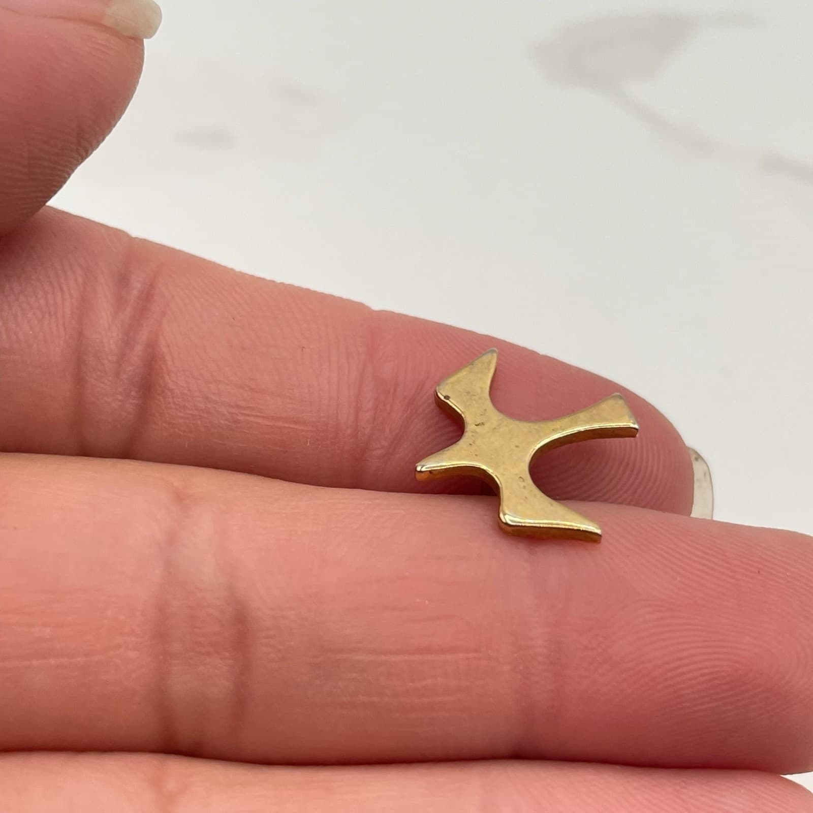 Vintage Gold Tone Holy Spirit Dove Lapel Pin Minimalist Flying Bird Design - Thumbnail 3