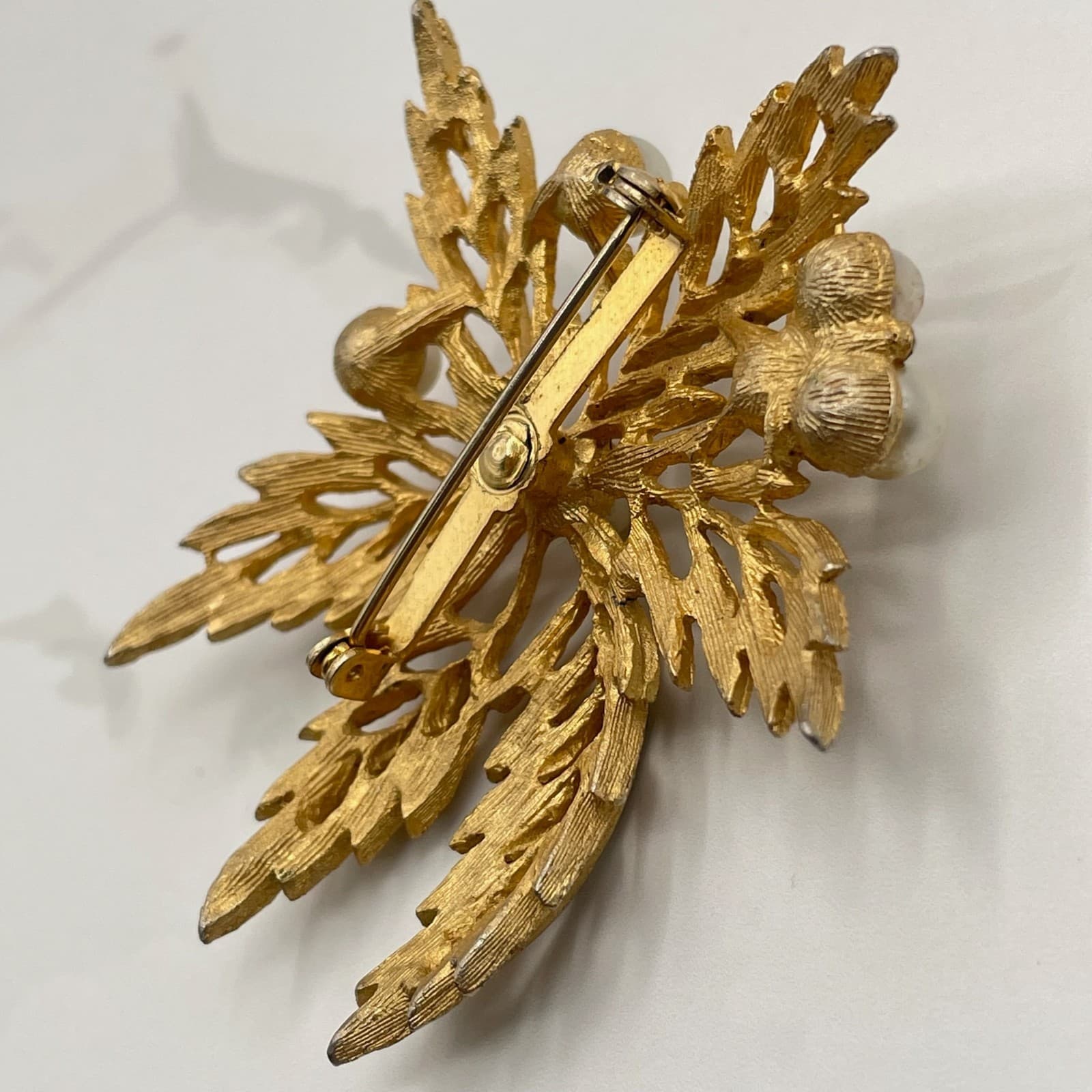 Vintage Gold Plated Aluminium Palm Leaves and Simulated Pearls Brooch Pin - Thumbnail 11