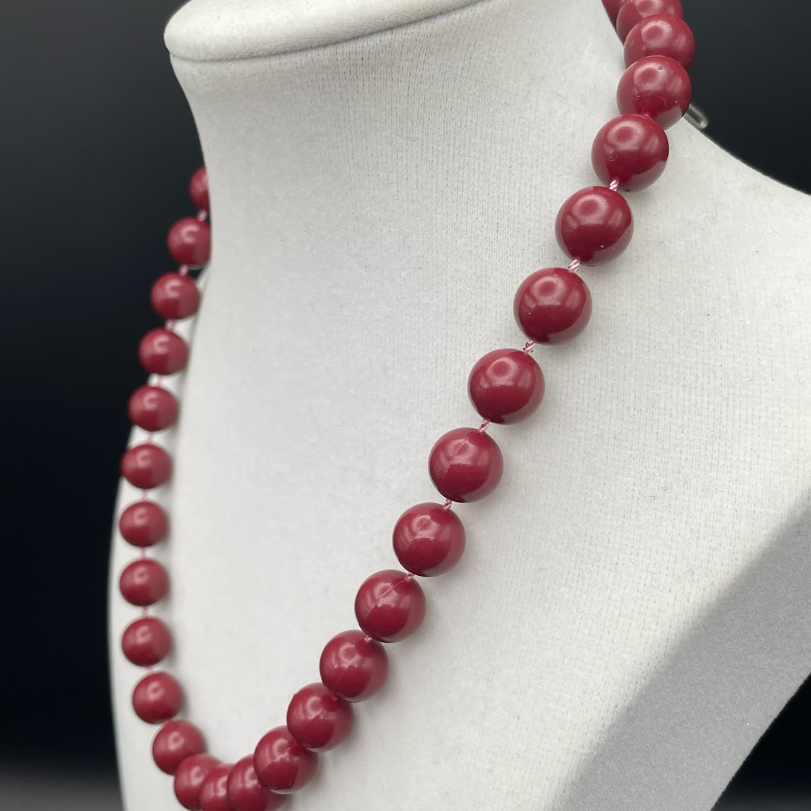 Vintage VTG Deep Red Beaded Necklace Chunky Acrylic Beads Gold Clasp 16" Choker - Thumbnail 4
