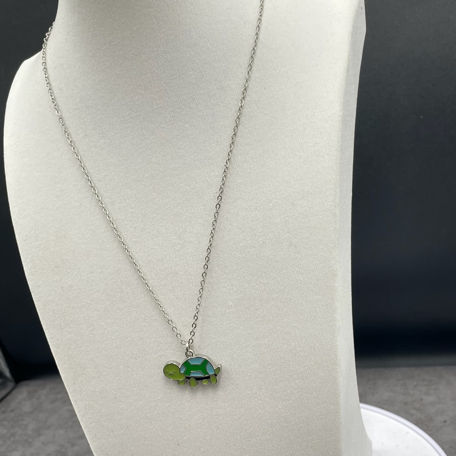 Vintage Silver-Toned Green Enamel Modern Fashion Turtle-Shape Charm Pendant - Thumbnail 4