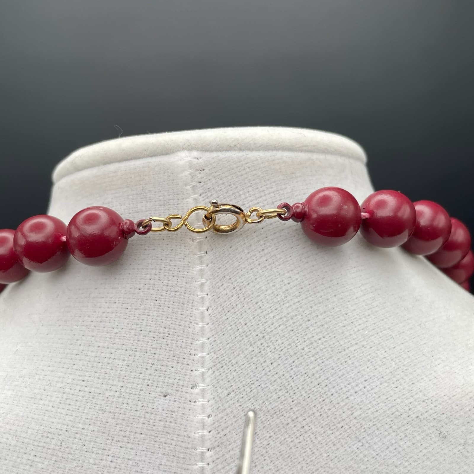 Vintage VTG Deep Red Beaded Necklace Chunky Acrylic Beads Gold Clasp 16" Choker - Thumbnail 6