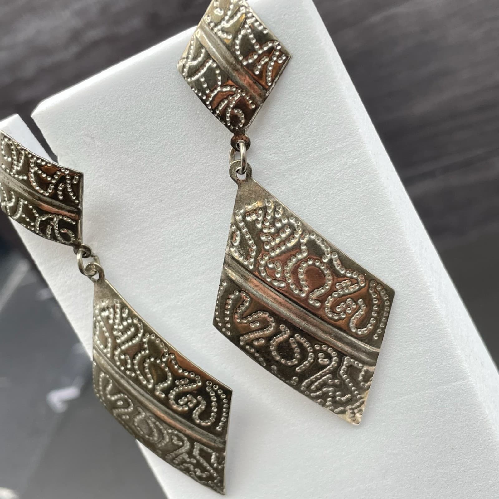 Silver-Tone Etched Diamond Shape Dangle Earrings Boho Geometric - Thumbnail 3