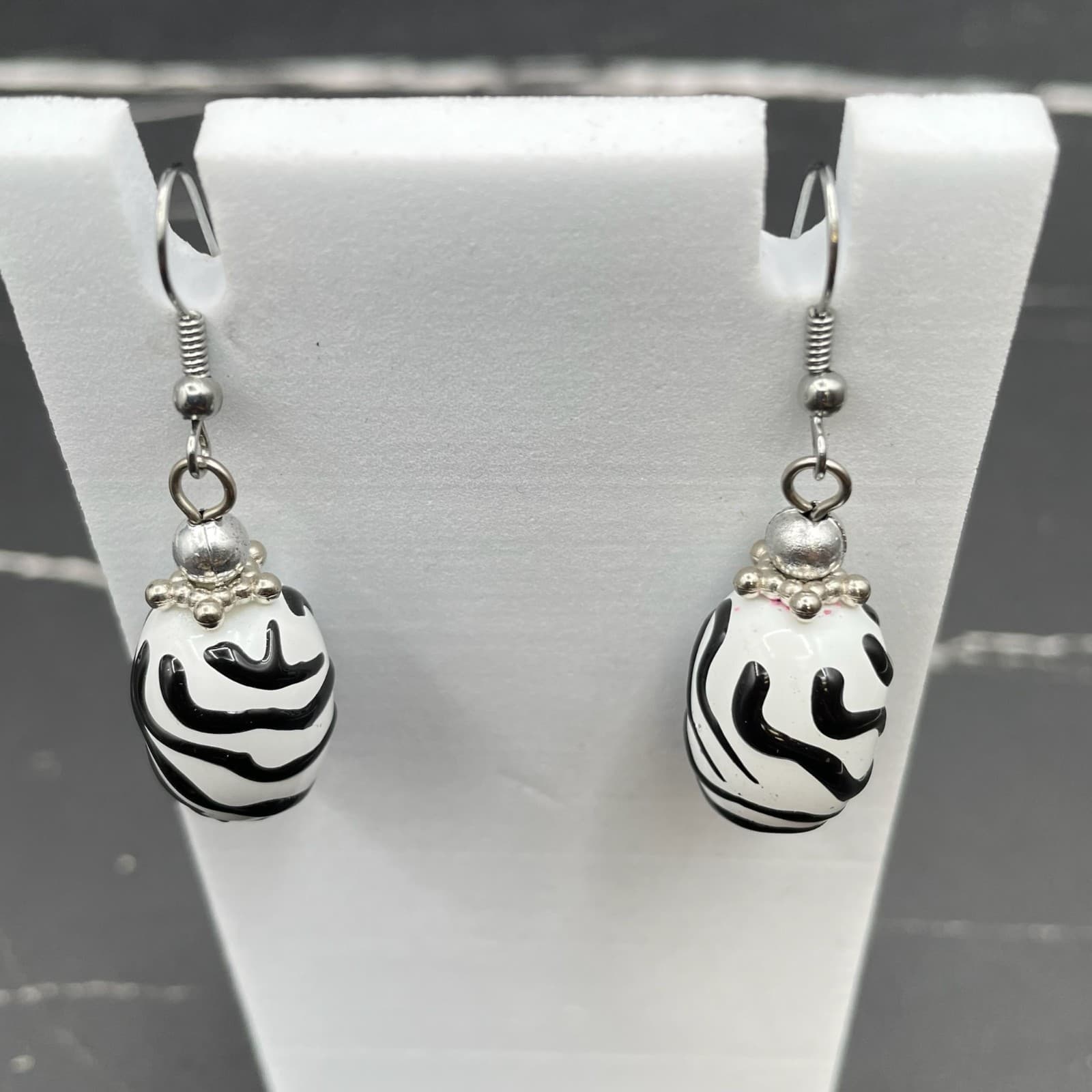 Vintage Silver-Tone Barrel Shape Classic Fishhook Zebra Stripe Beaded Dangle - Thumbnail 4