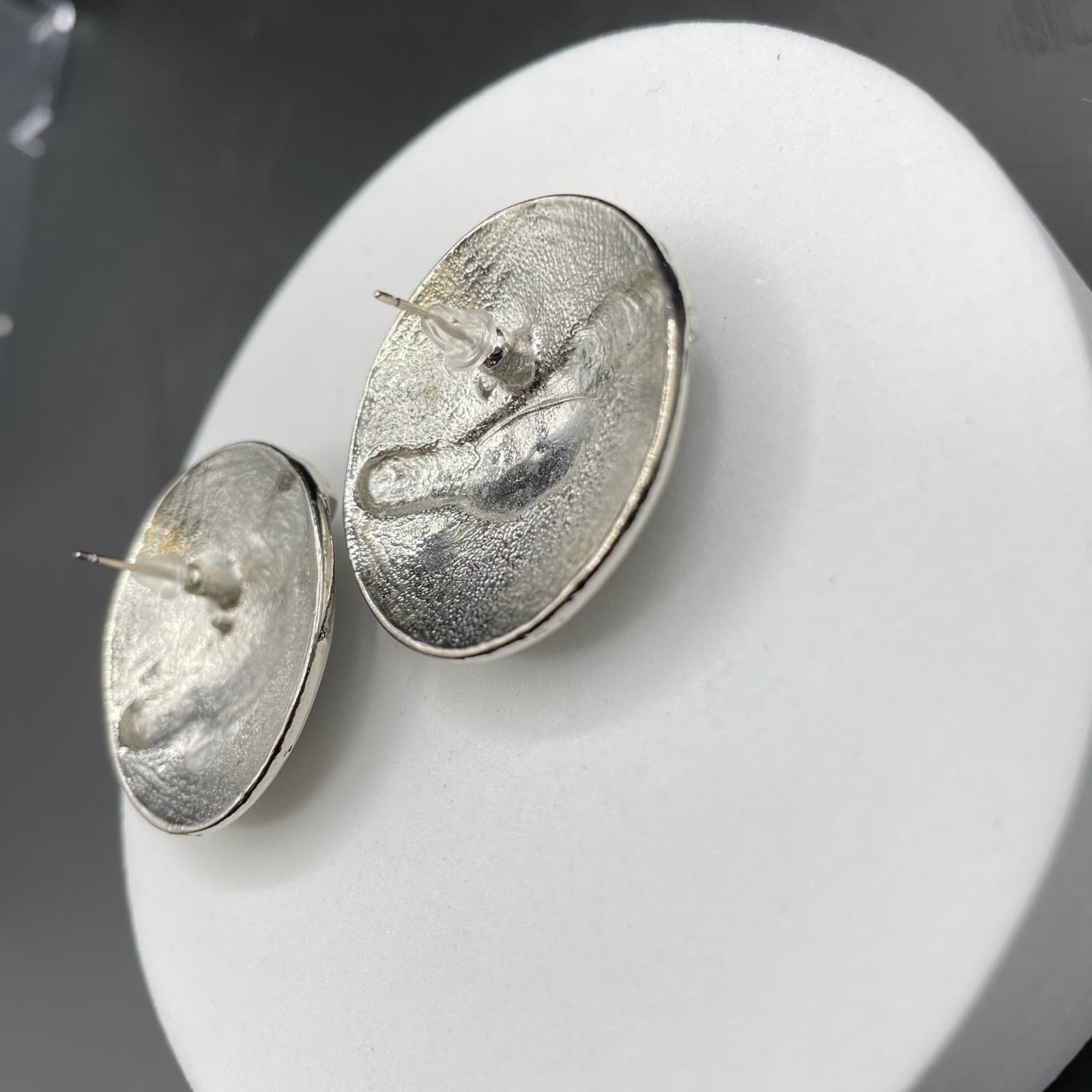 Silver-Tone Textured Knot Disc Stud Earrings Modern Minimalist - Thumbnail 4