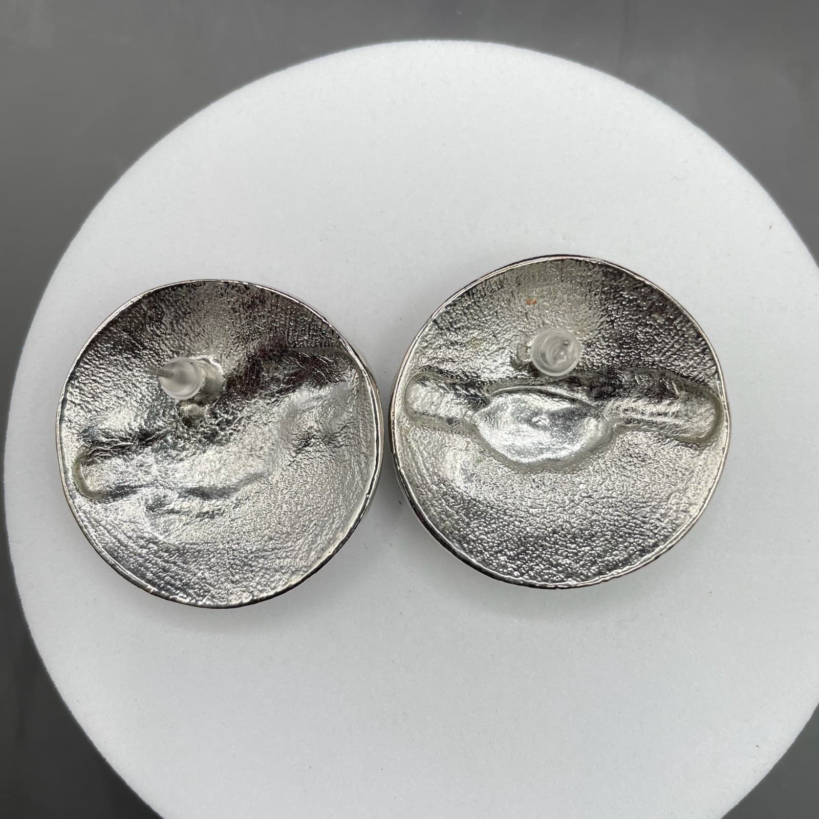 Silver-Tone Textured Knot Disc Stud Earrings Modern Minimalist - Thumbnail 3