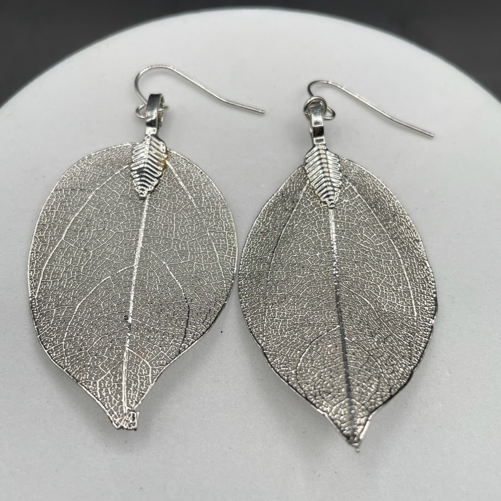 Silver-Tone Leaf Filigree Dangle Earrings Nature Boho Chic - Thumbnail 2