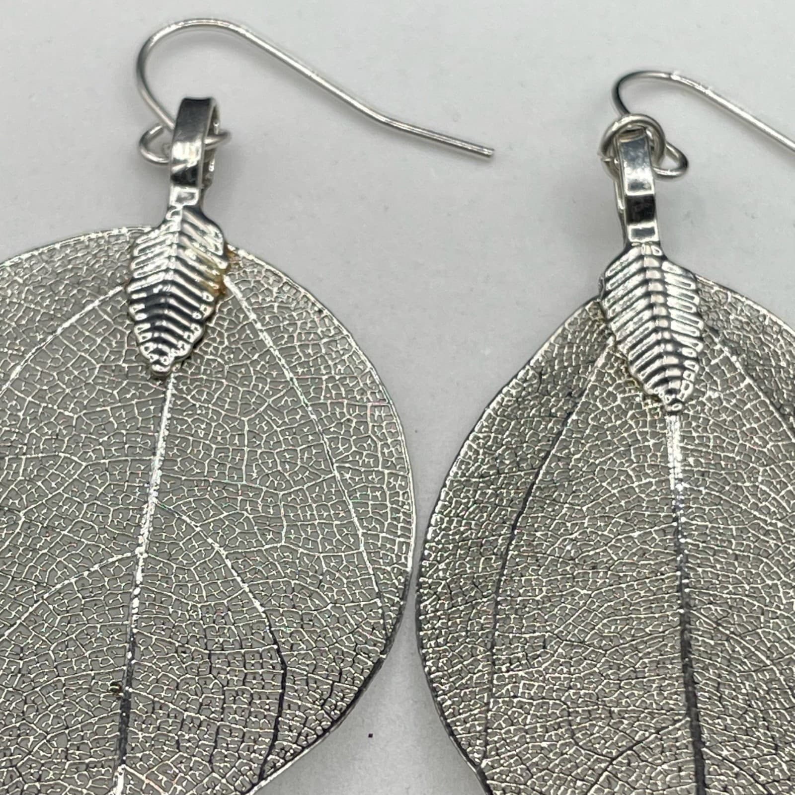 Silver-Tone Leaf Filigree Dangle Earrings Nature Boho Chic - Thumbnail 4