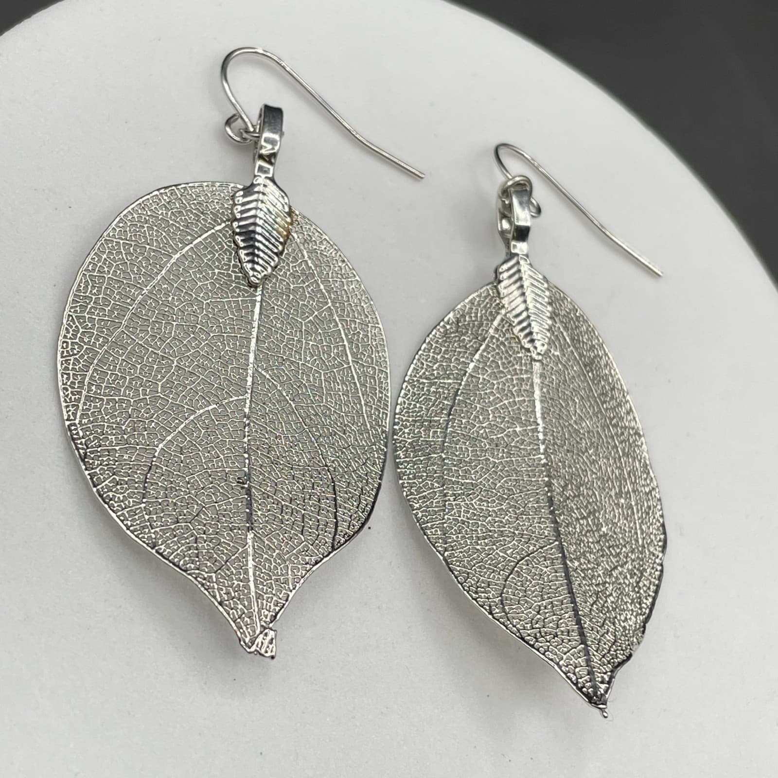Silver-Tone Leaf Filigree Dangle Earrings Nature Boho Chic - Thumbnail 6