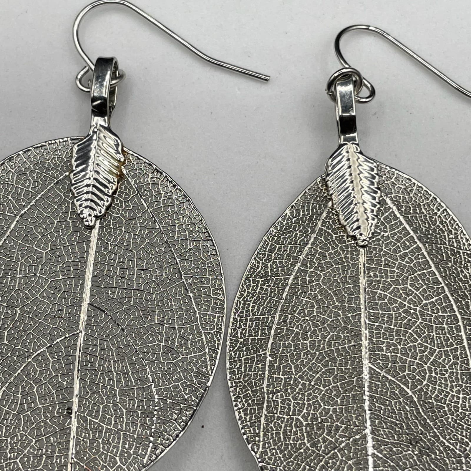 Silver-Tone Leaf Filigree Dangle Earrings Nature Boho Chic - Thumbnail 3