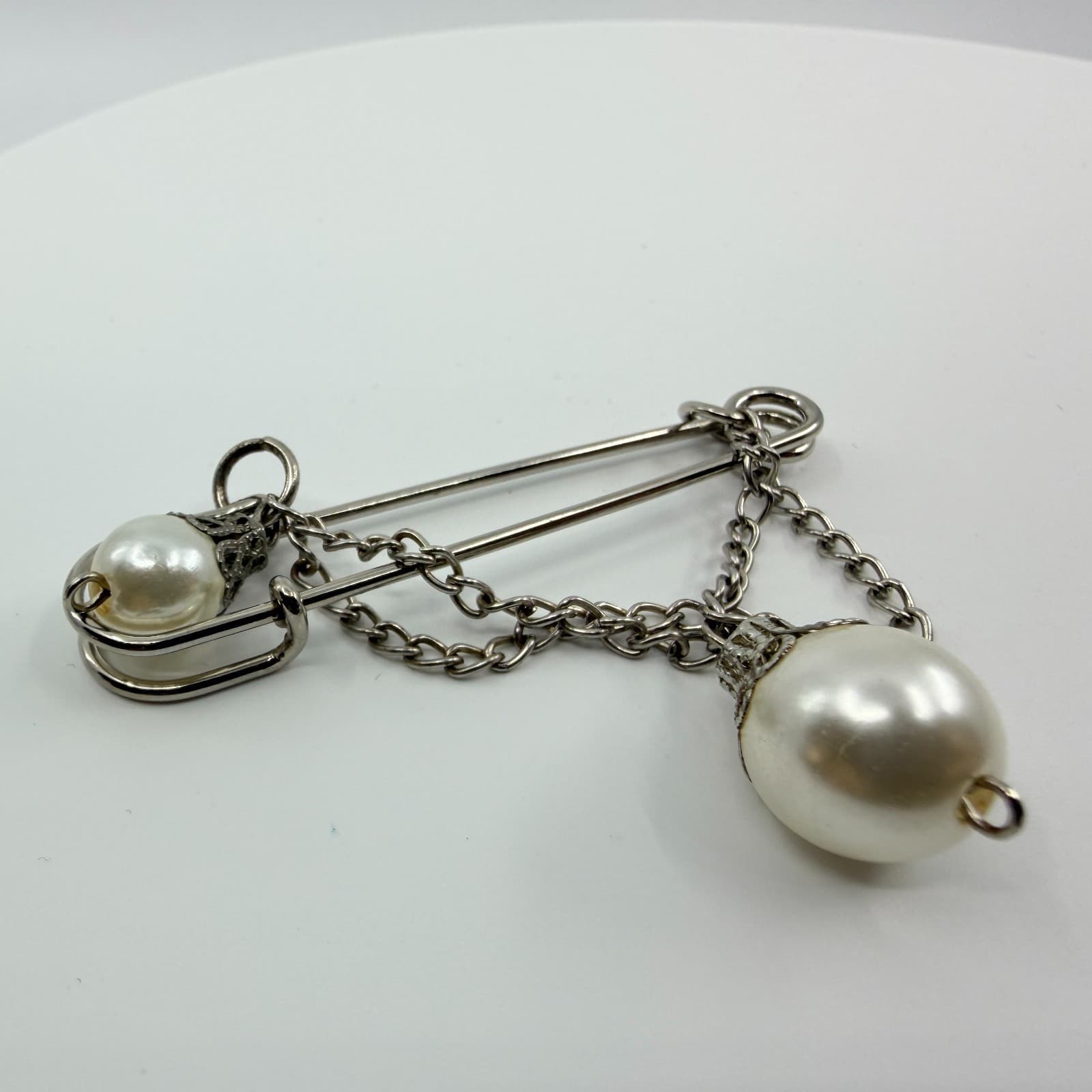Vintage Silver Tone Faux Pearl Safety Pin Brooch Draped Chain Minimalist - Thumbnail 2