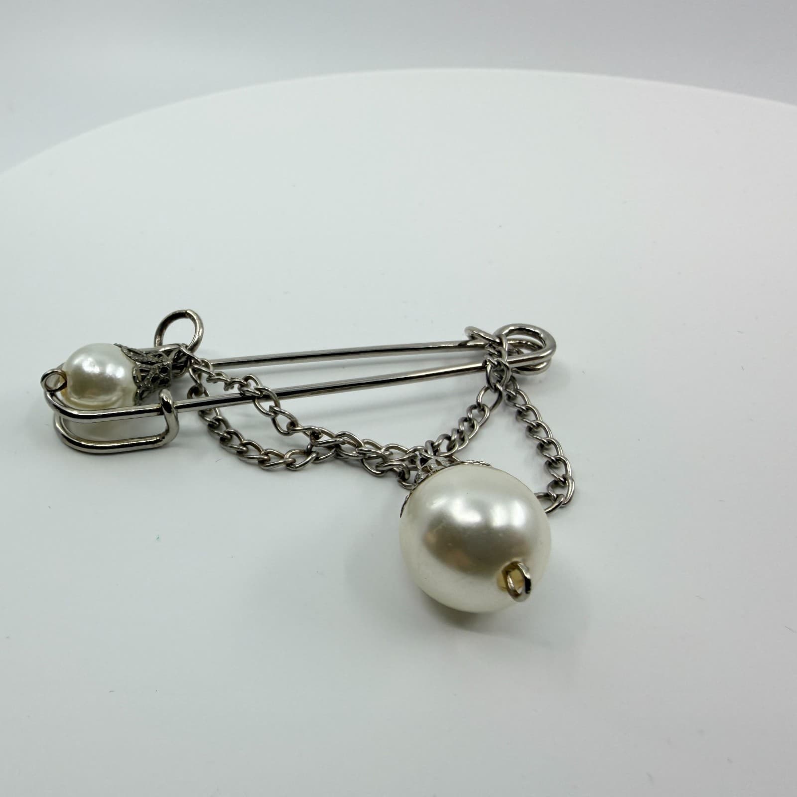 Vintage Silver Tone Faux Pearl Safety Pin Brooch Draped Chain Minimalist - Thumbnail 3