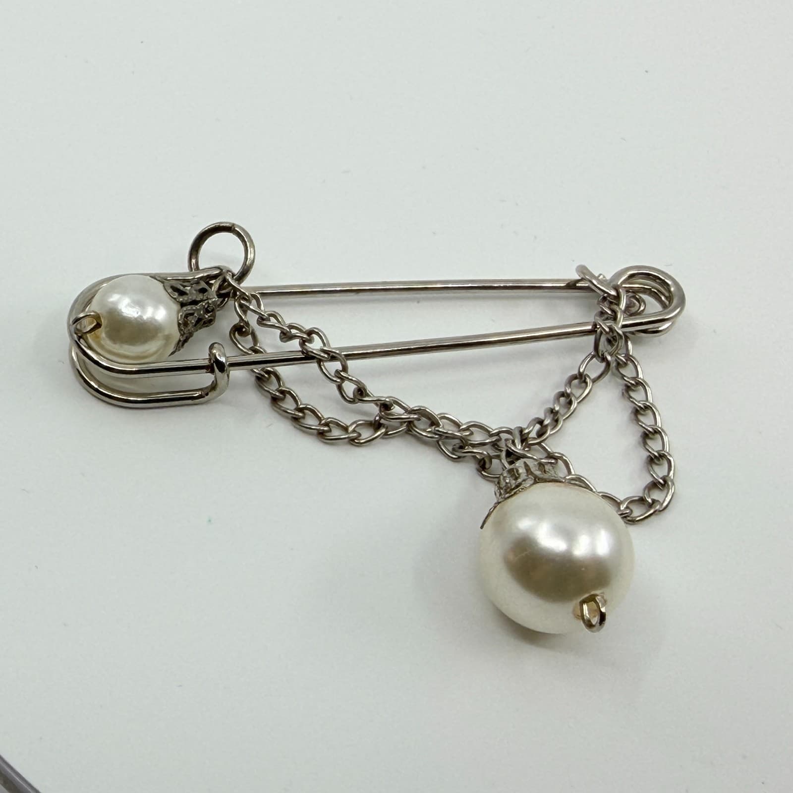 Vintage Silver Tone Faux Pearl Safety Pin Brooch Draped Chain Minimalist - Thumbnail 4