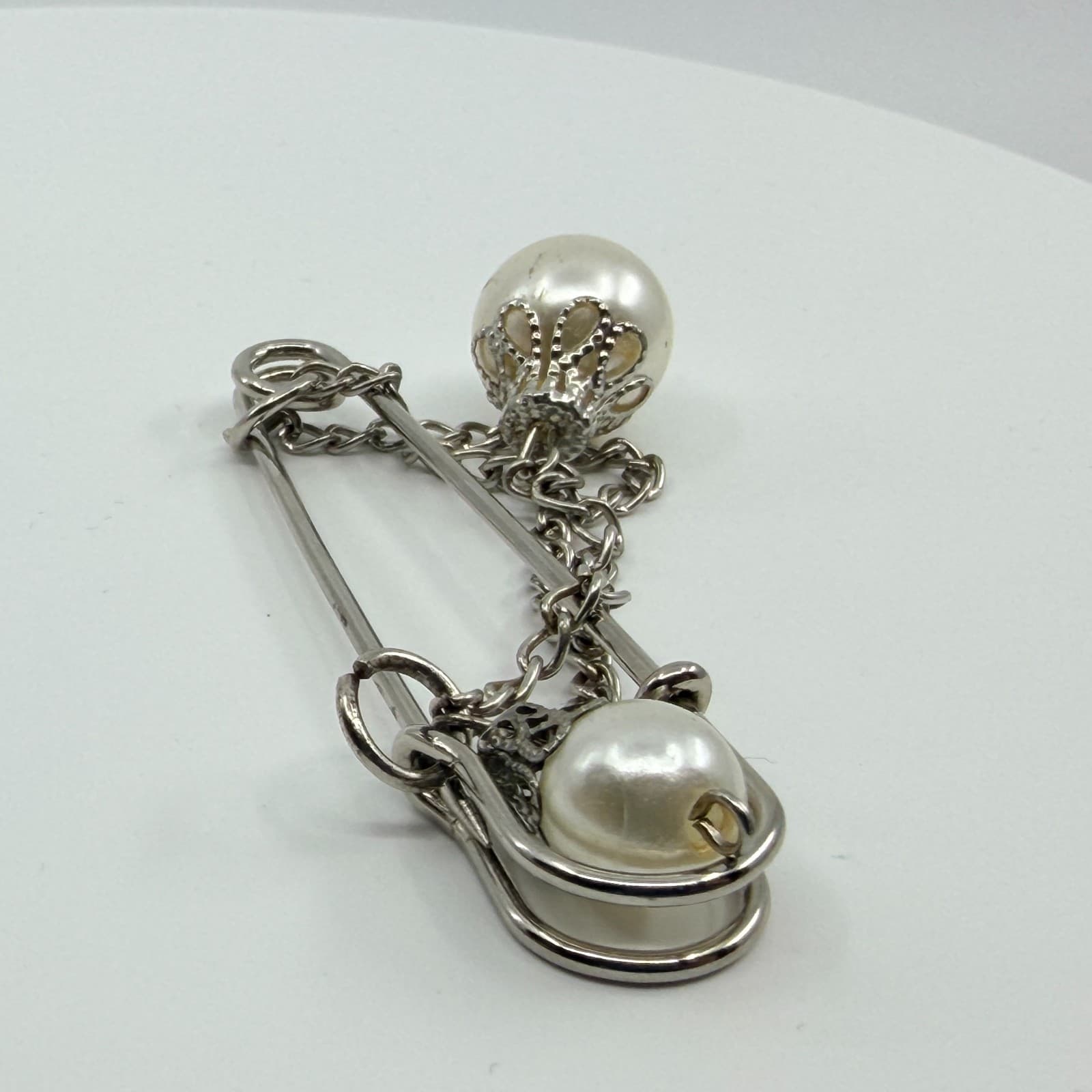 Vintage Silver Tone Faux Pearl Safety Pin Brooch Draped Chain Minimalist - Thumbnail 5