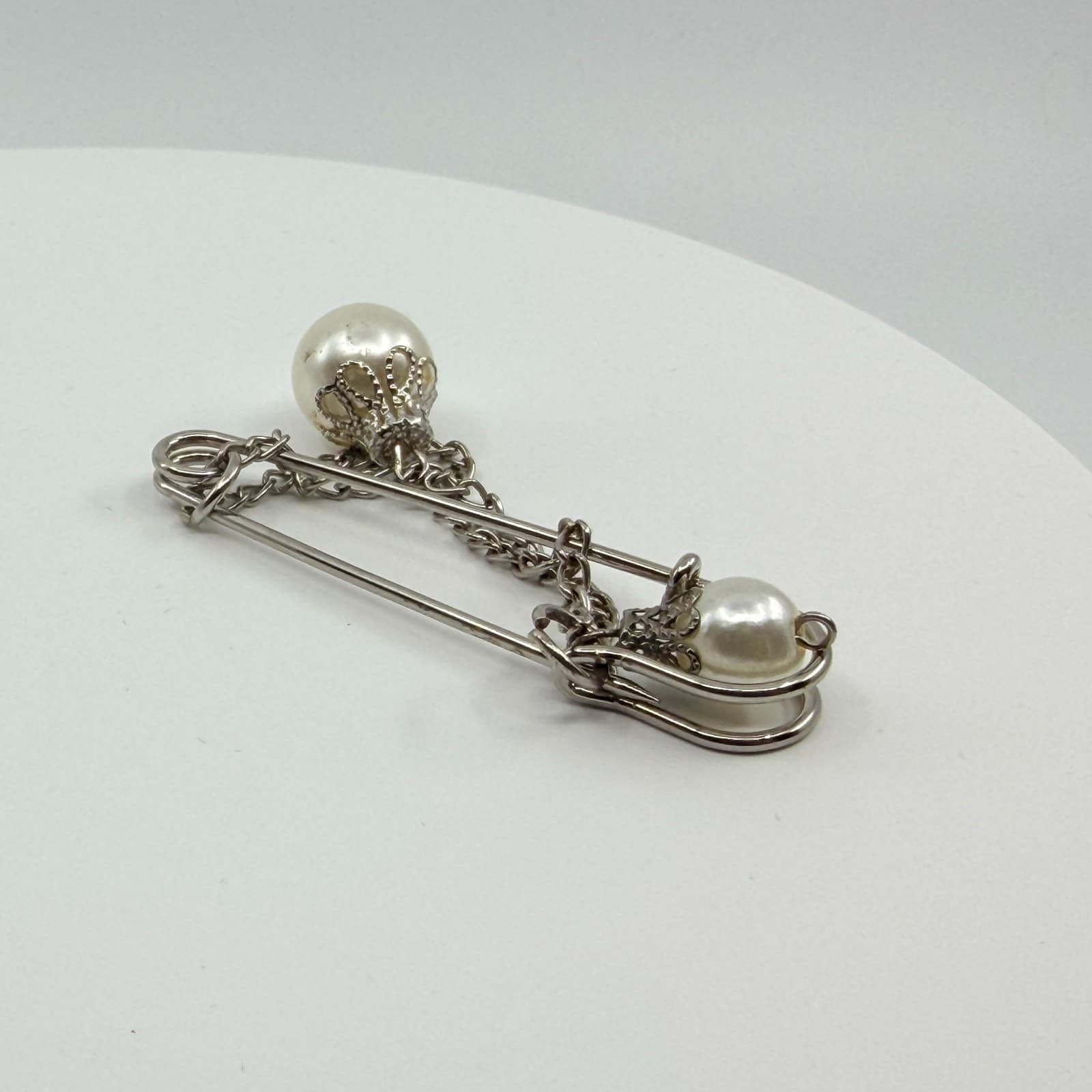 Vintage Silver Tone Faux Pearl Safety Pin Brooch Draped Chain Minimalist - Thumbnail 6