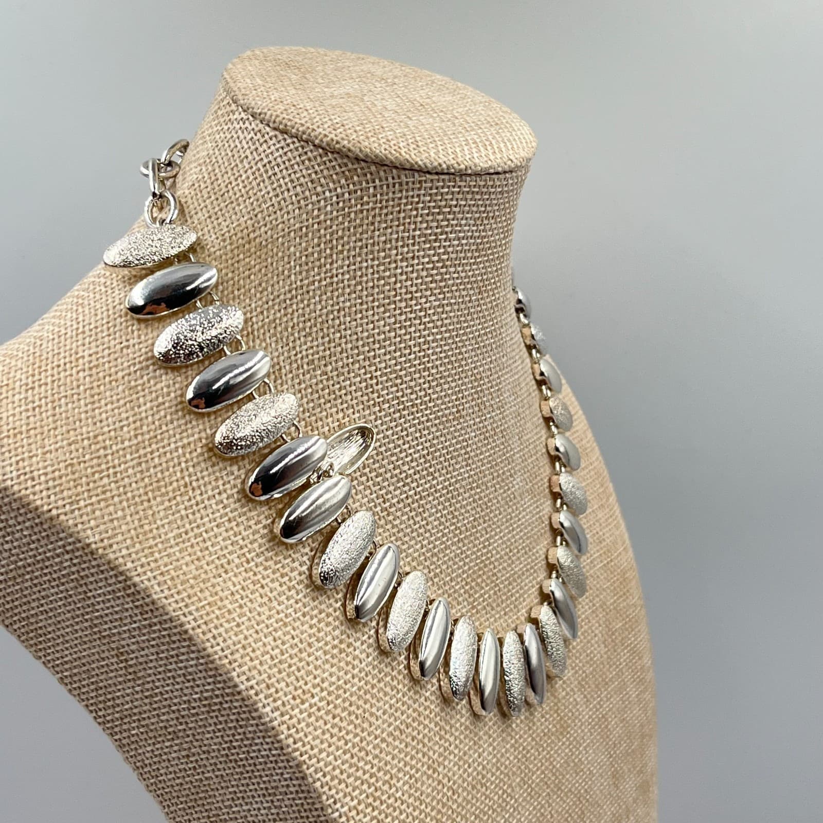 VTG Dana Buchman Silver Tone Textured Multi-Bead Collar Necklace Retro Statement - Thumbnail 7
