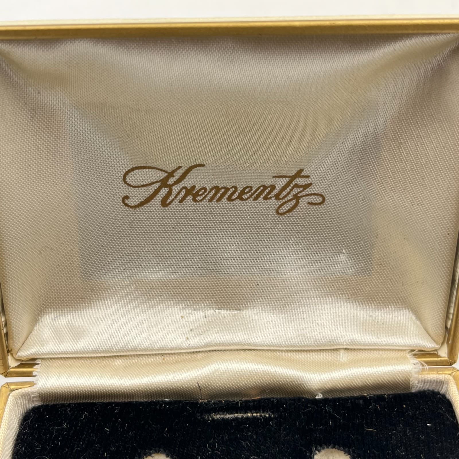 Vintage Krementz Cream Faux Leather Jewelry Box Small Clamshell Display Case - Thumbnail 3