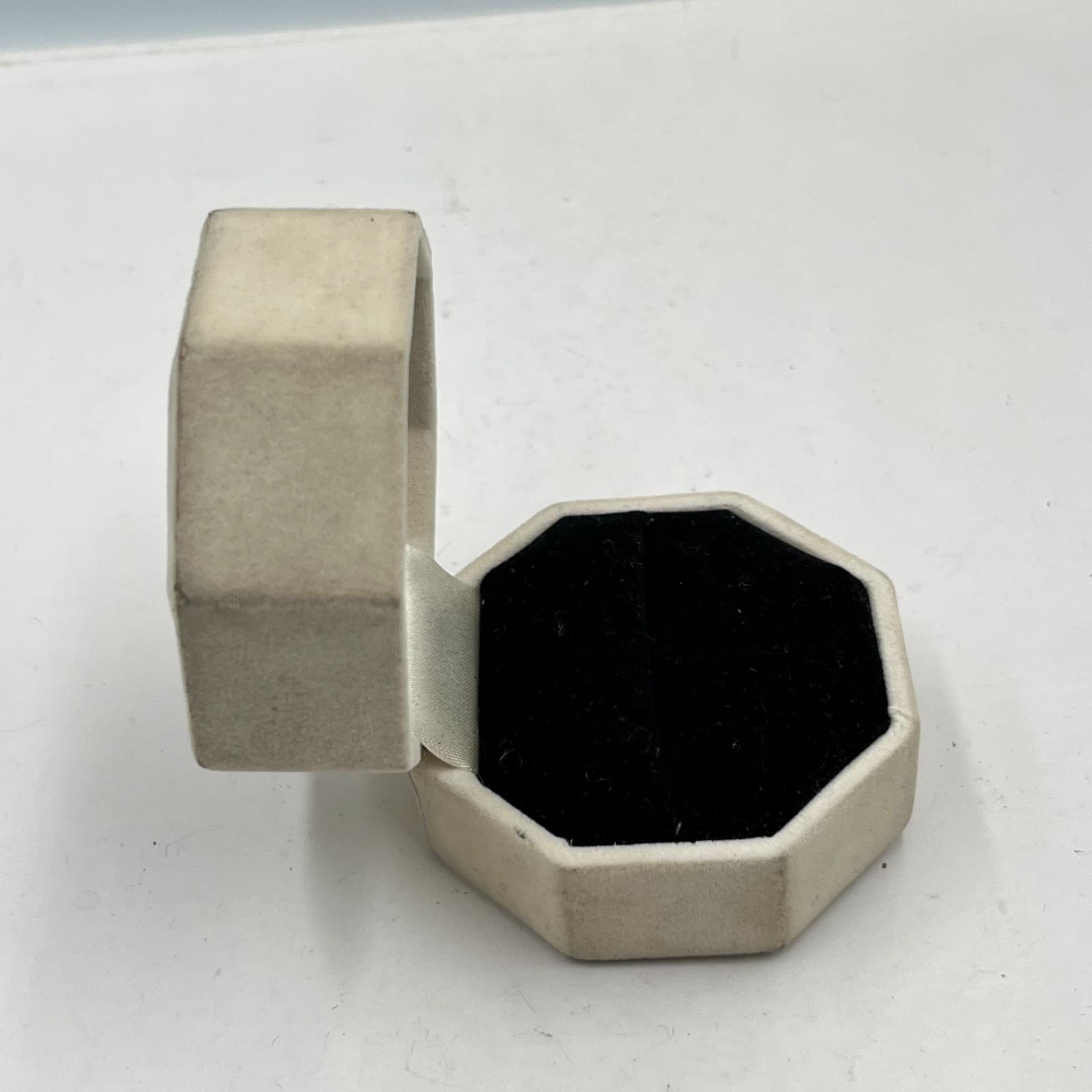 Vintage Zales Cream Velvet Octagon Ring Box Retro Jewelry Display Case Classic - Thumbnail 3