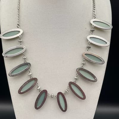 Vintage Green Glass Cabochon Necklace Silver Tone Oval Drop Statement - Thumbnail 2